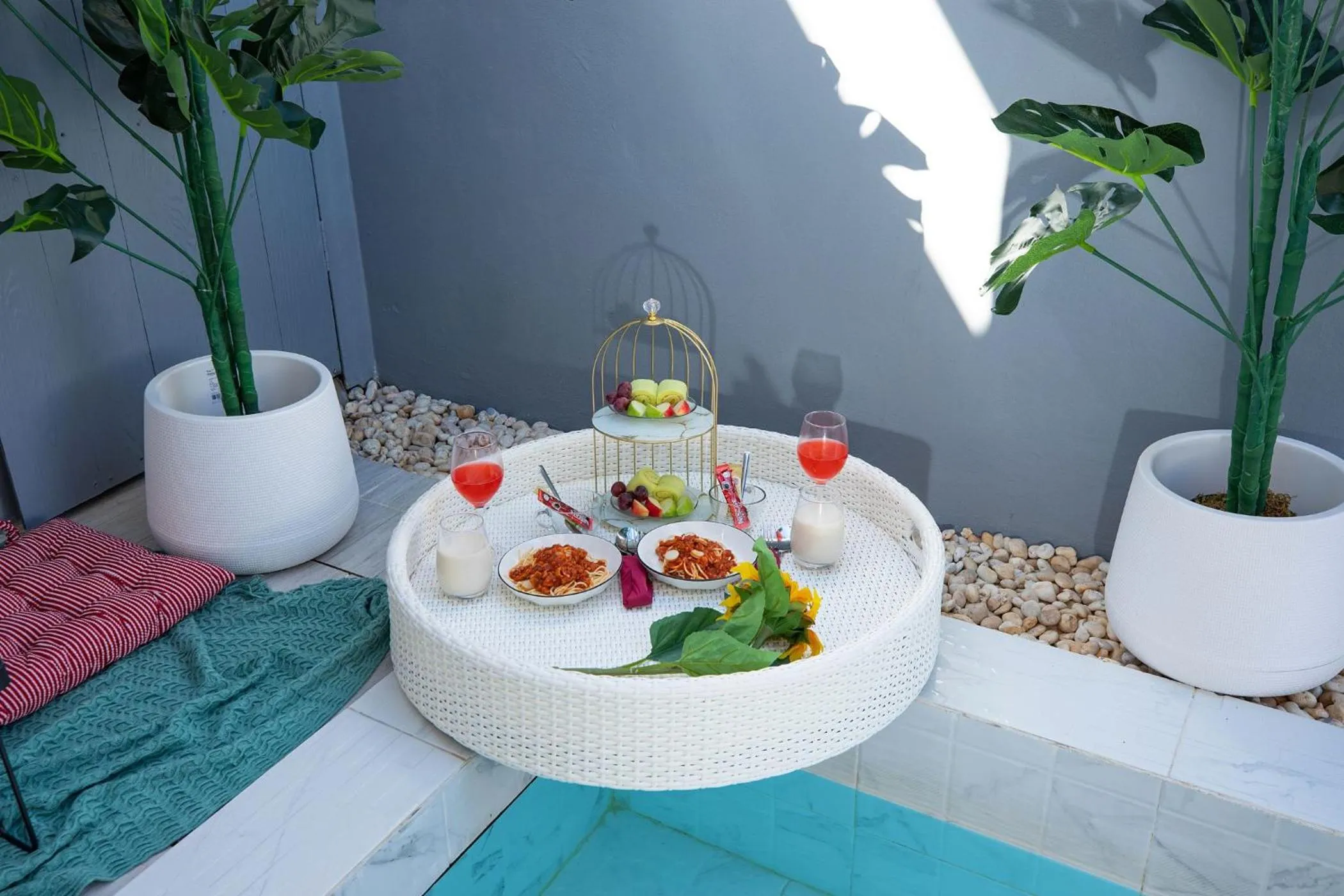 Breakfast in Best Time Pool Suites