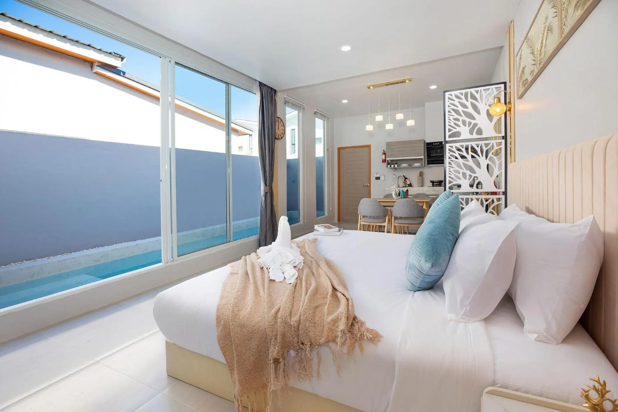 TV and multimedia in Best Time Pool Suites