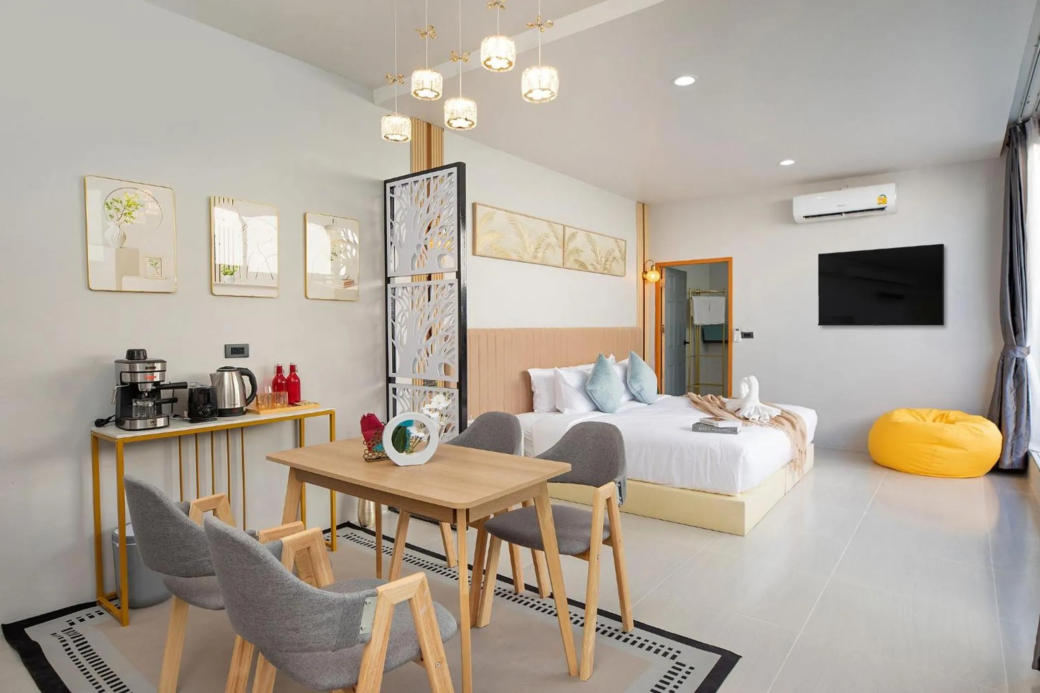 Dining area in Best Time Pool Suites