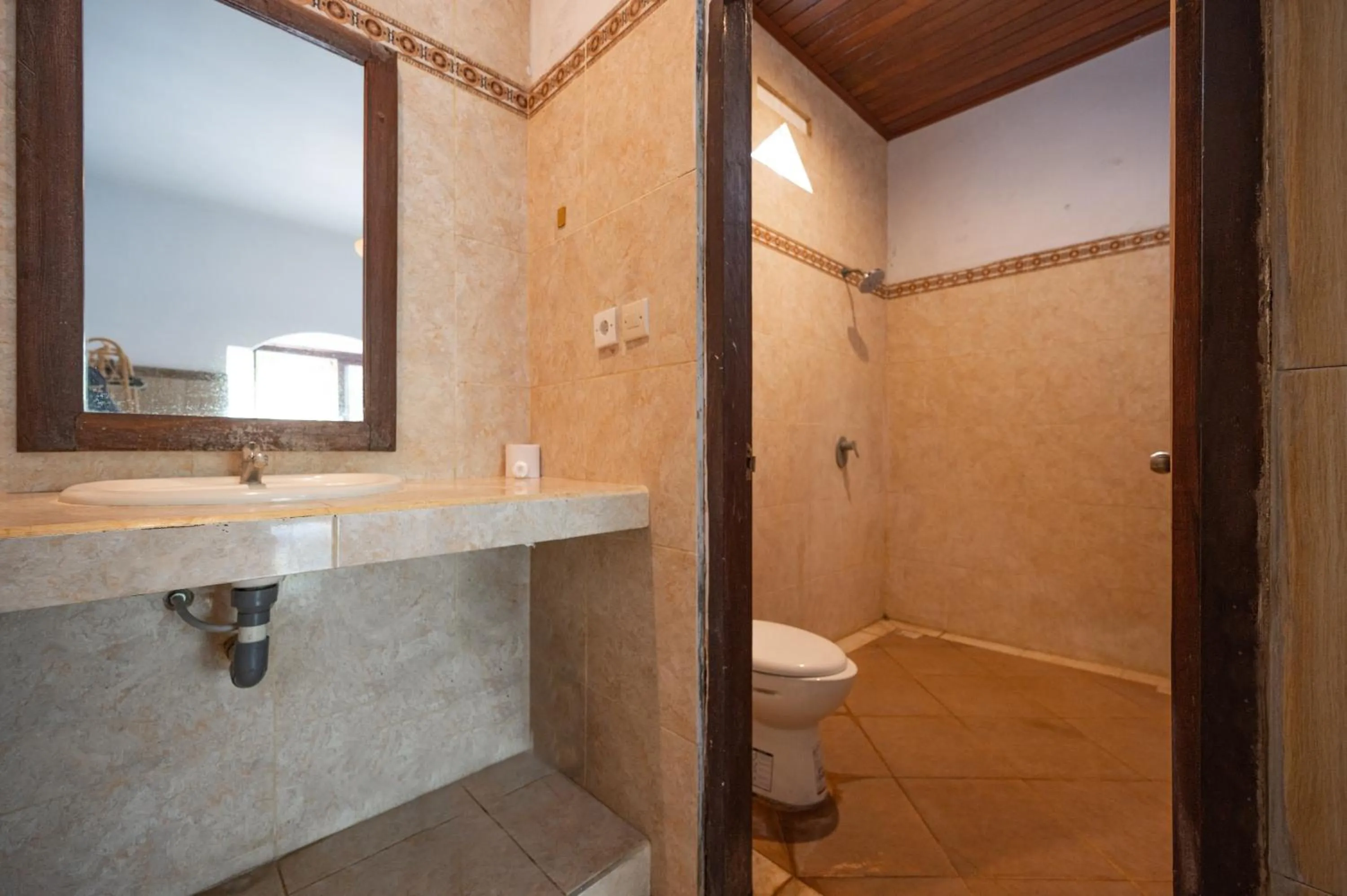 Bathroom in Agung Homestay Canggu Mitra RedDoorz