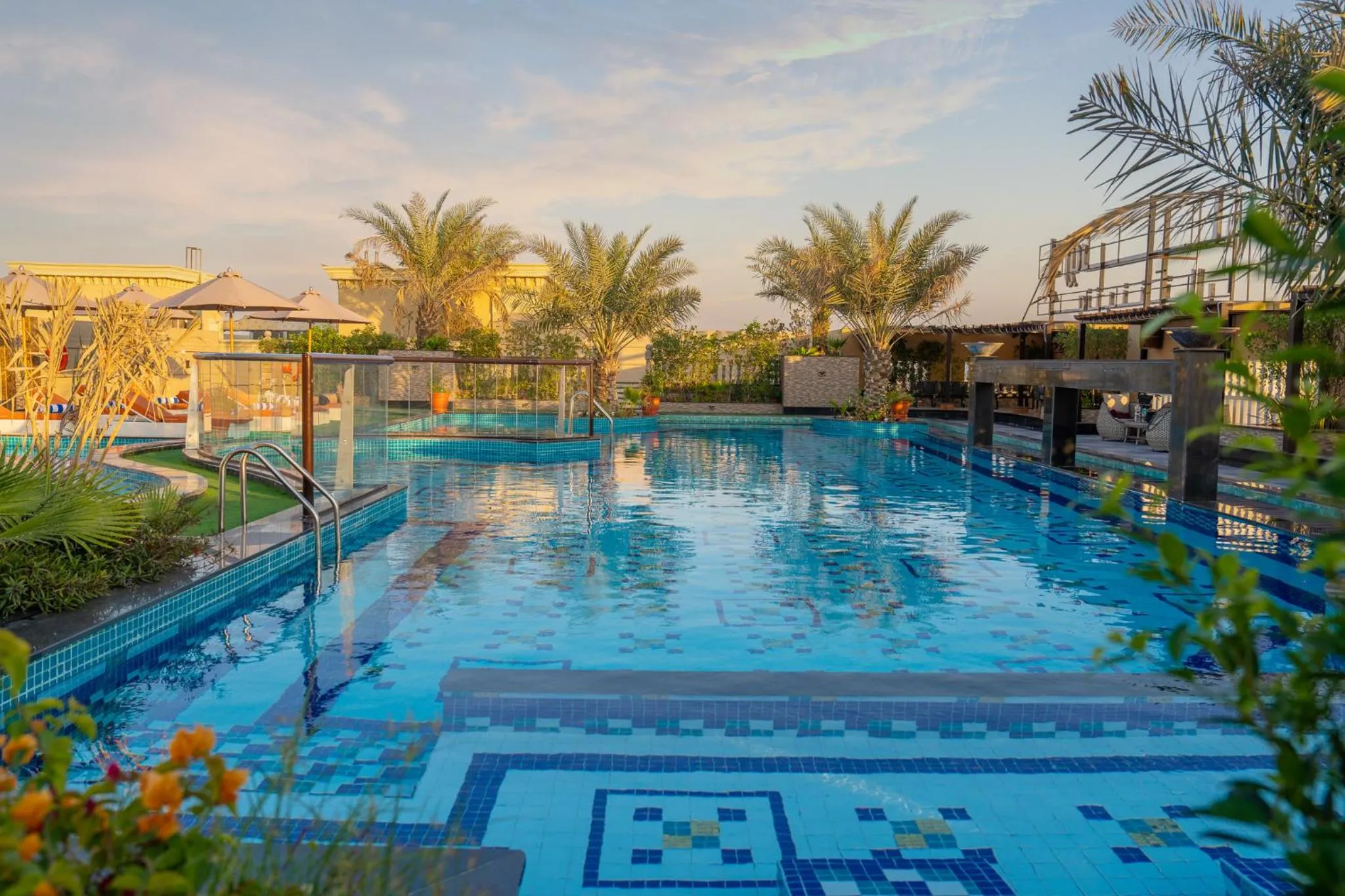 Swimming pool in La Zona Continental Hotel