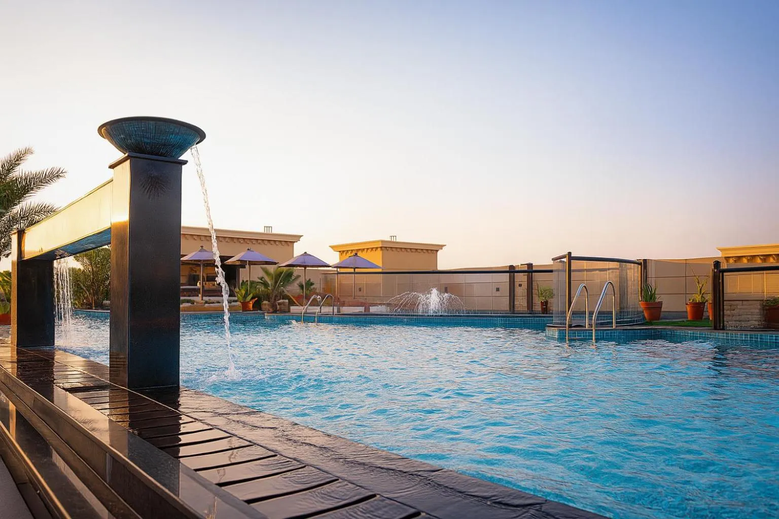 Swimming pool in La Zona Continental Hotel