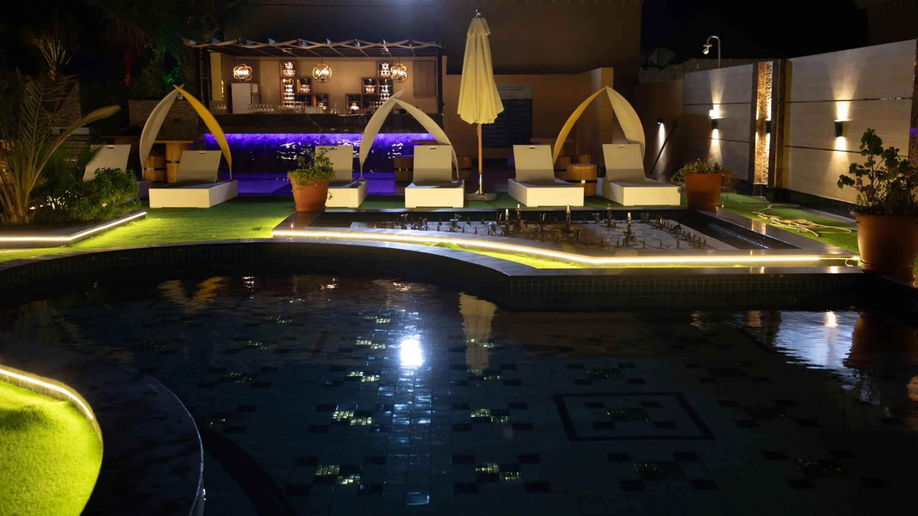 Swimming pool in La Zona Continental Hotel