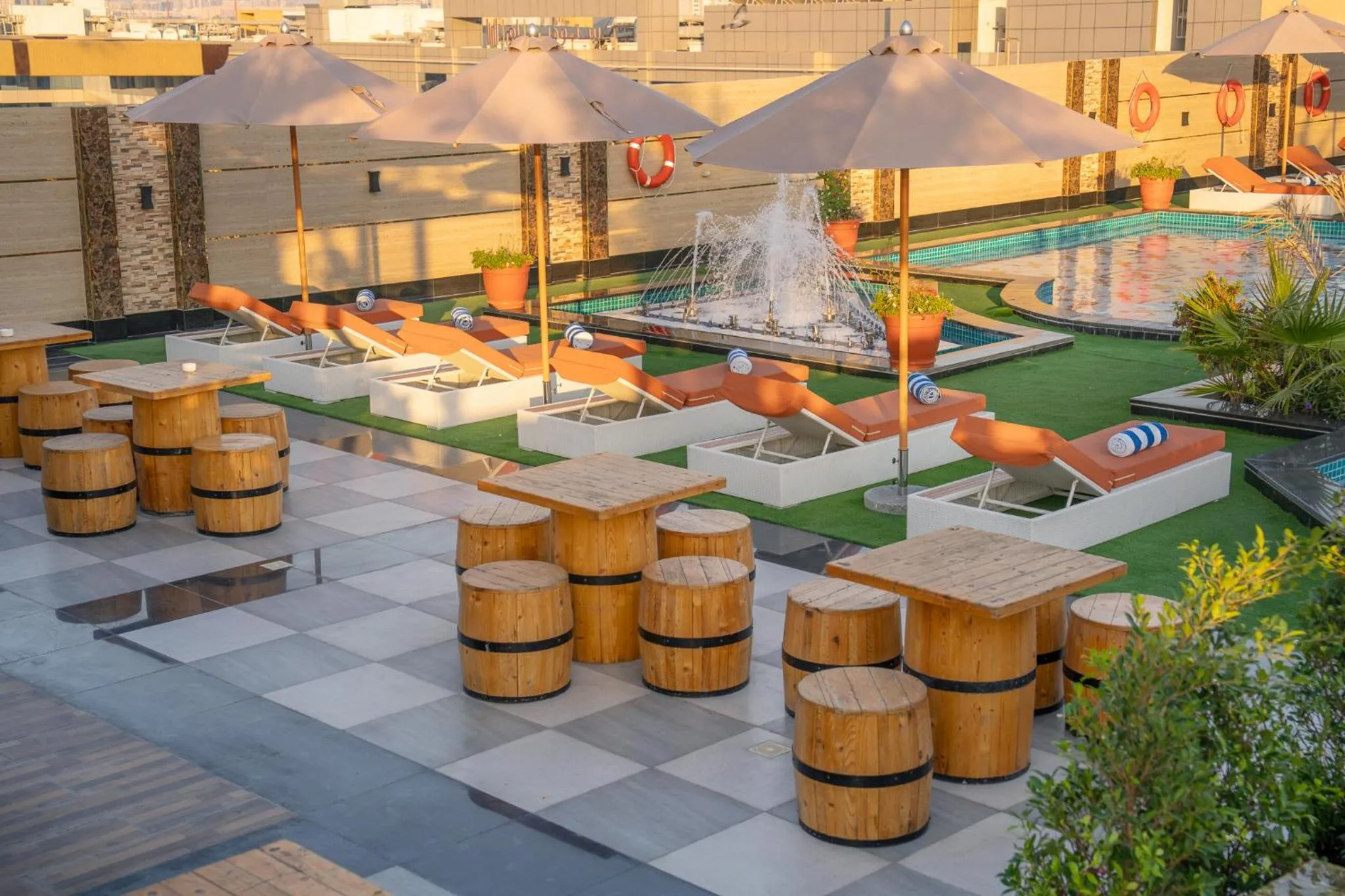 Swimming pool in La Zona Continental Hotel