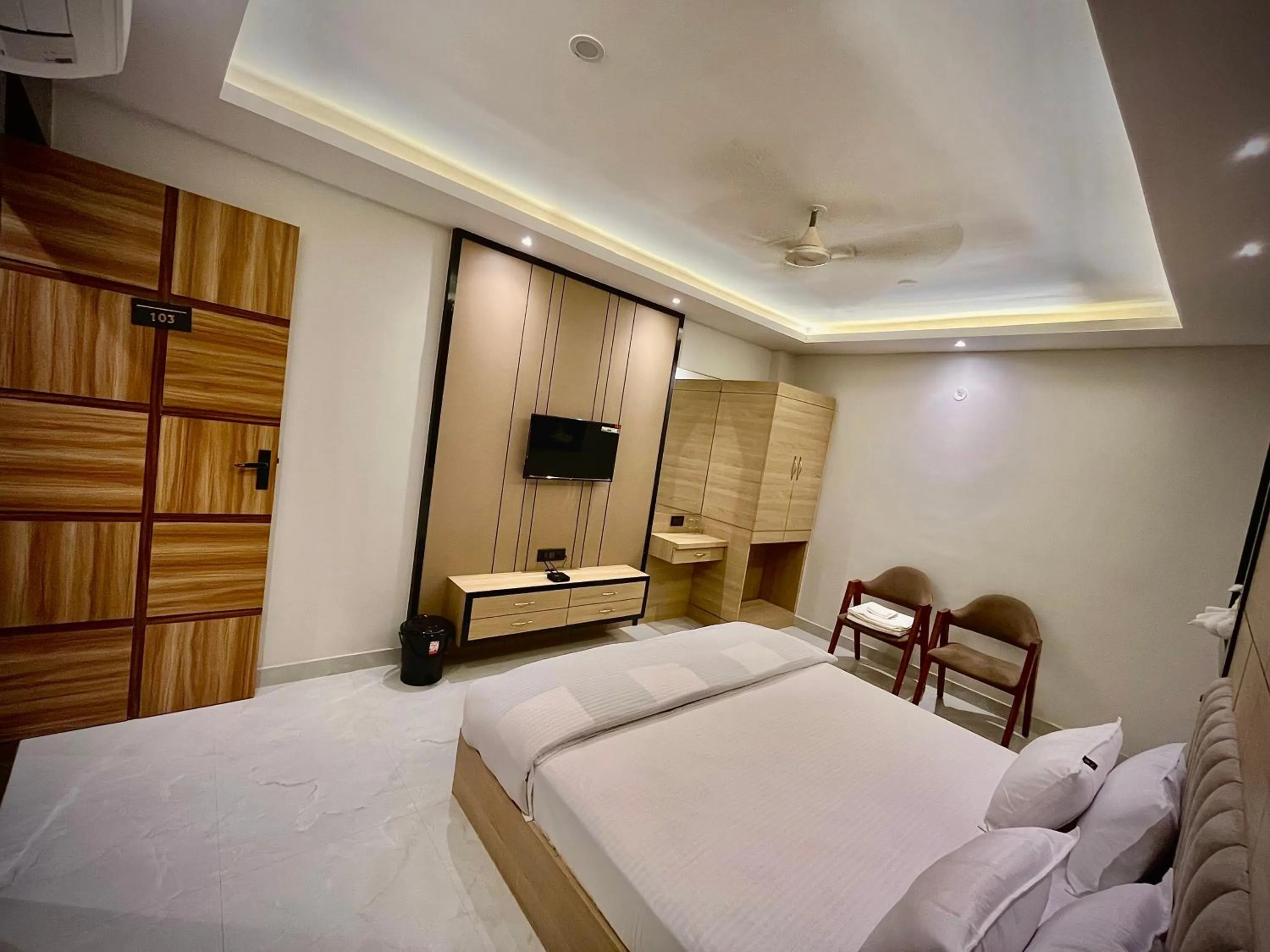 Communal lounge/ TV room, Bed in Hotel Lata Continental