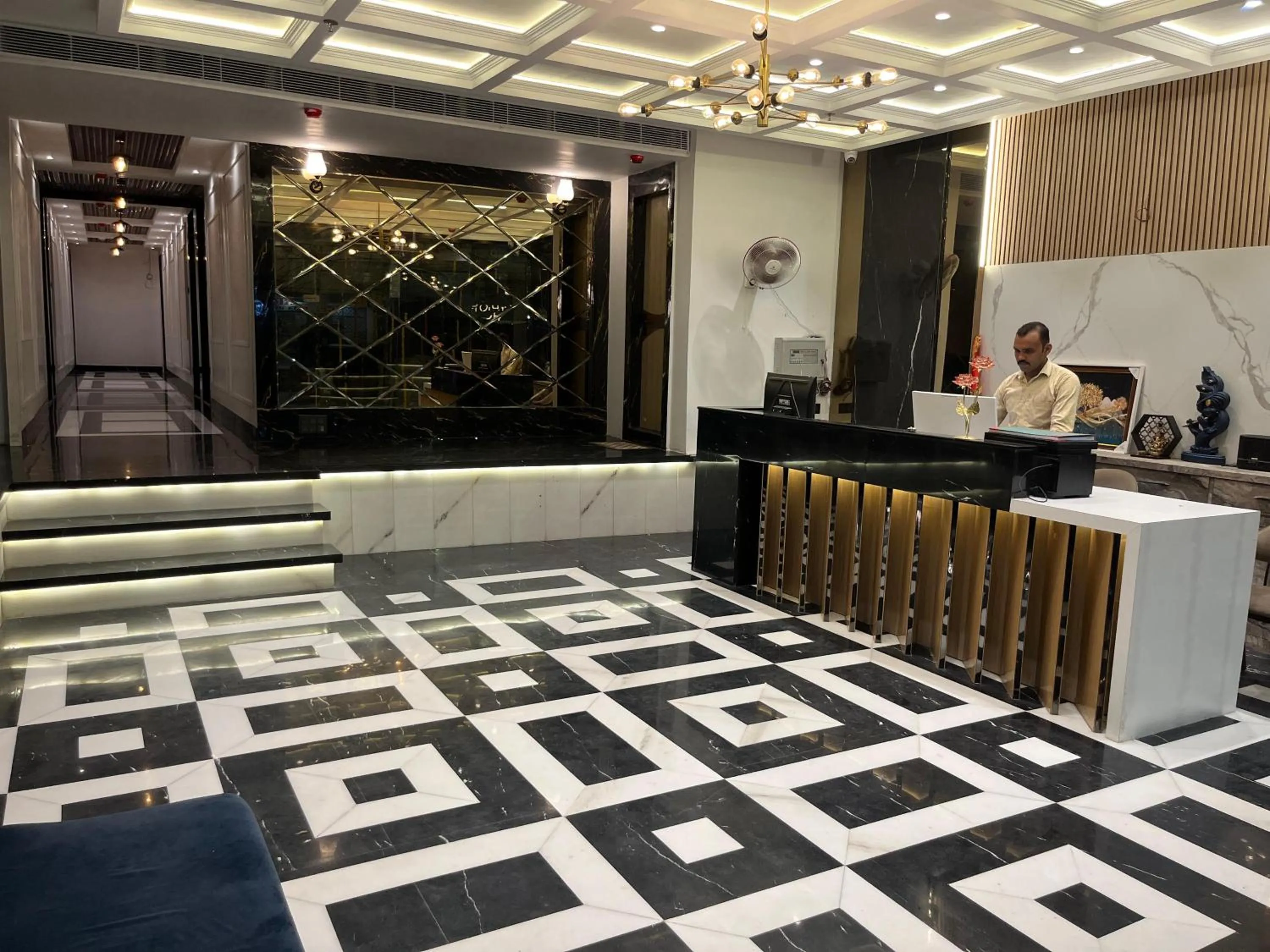 People in Hotel Lata Continental