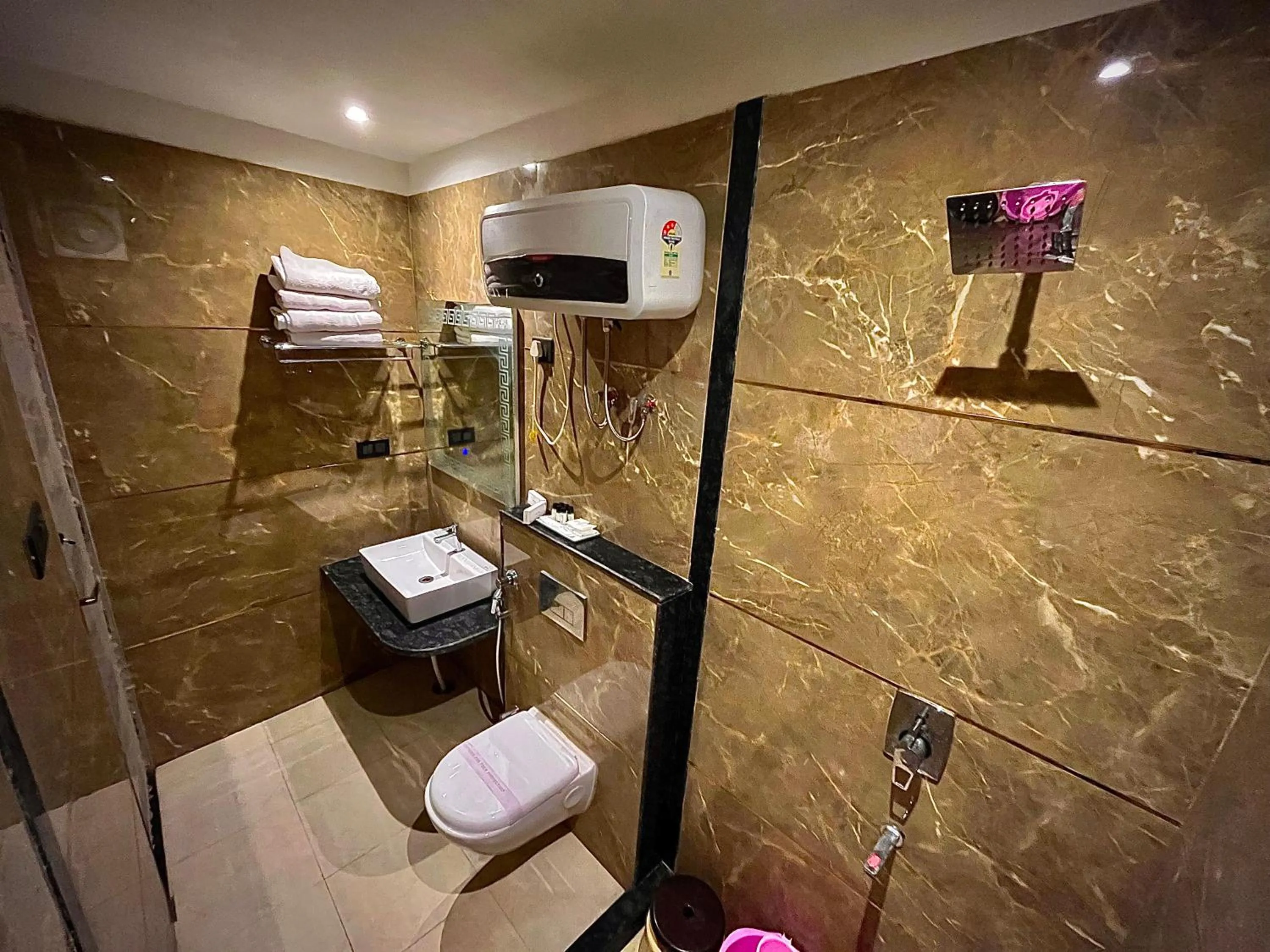 Shower in Hotel Lata Continental