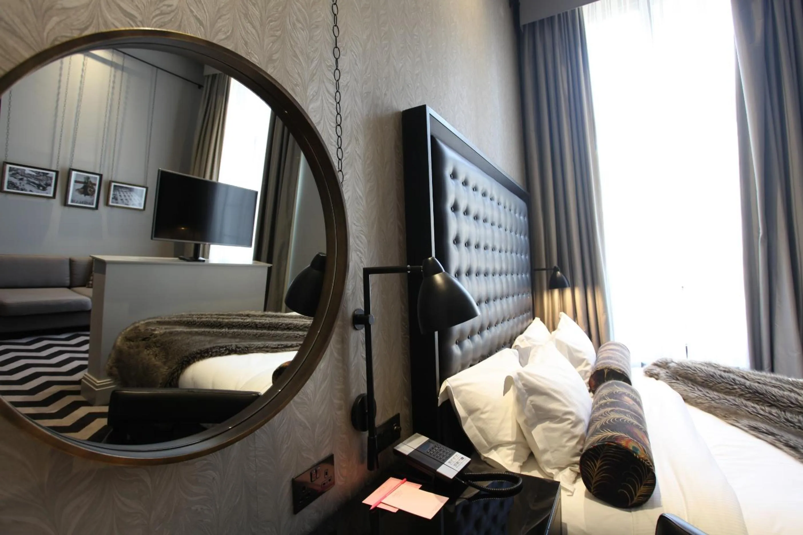 Photo of the whole room, Bed in Hotel Gotham