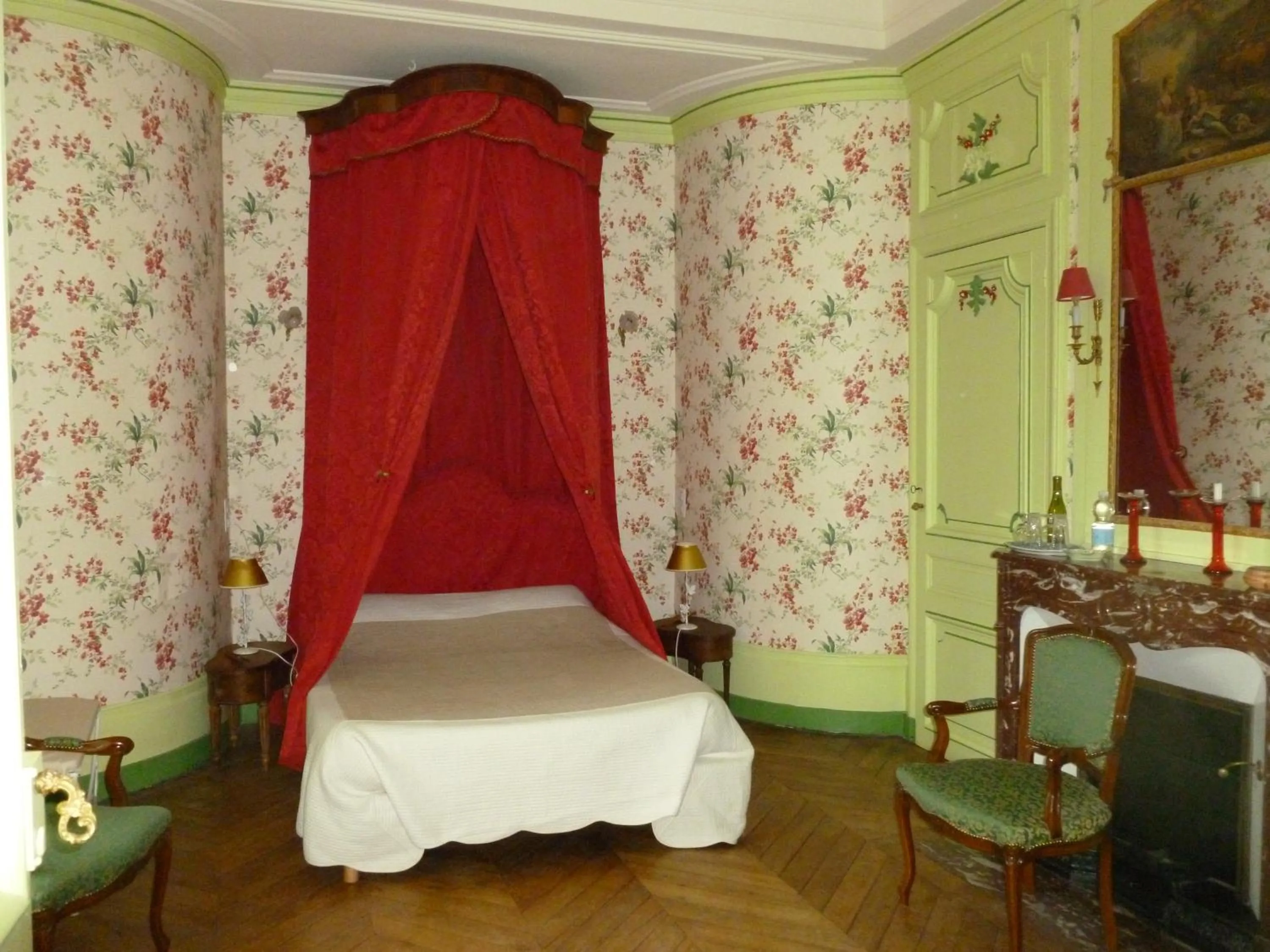 Photo of the whole room in Chateau de Bresse sur Grosne