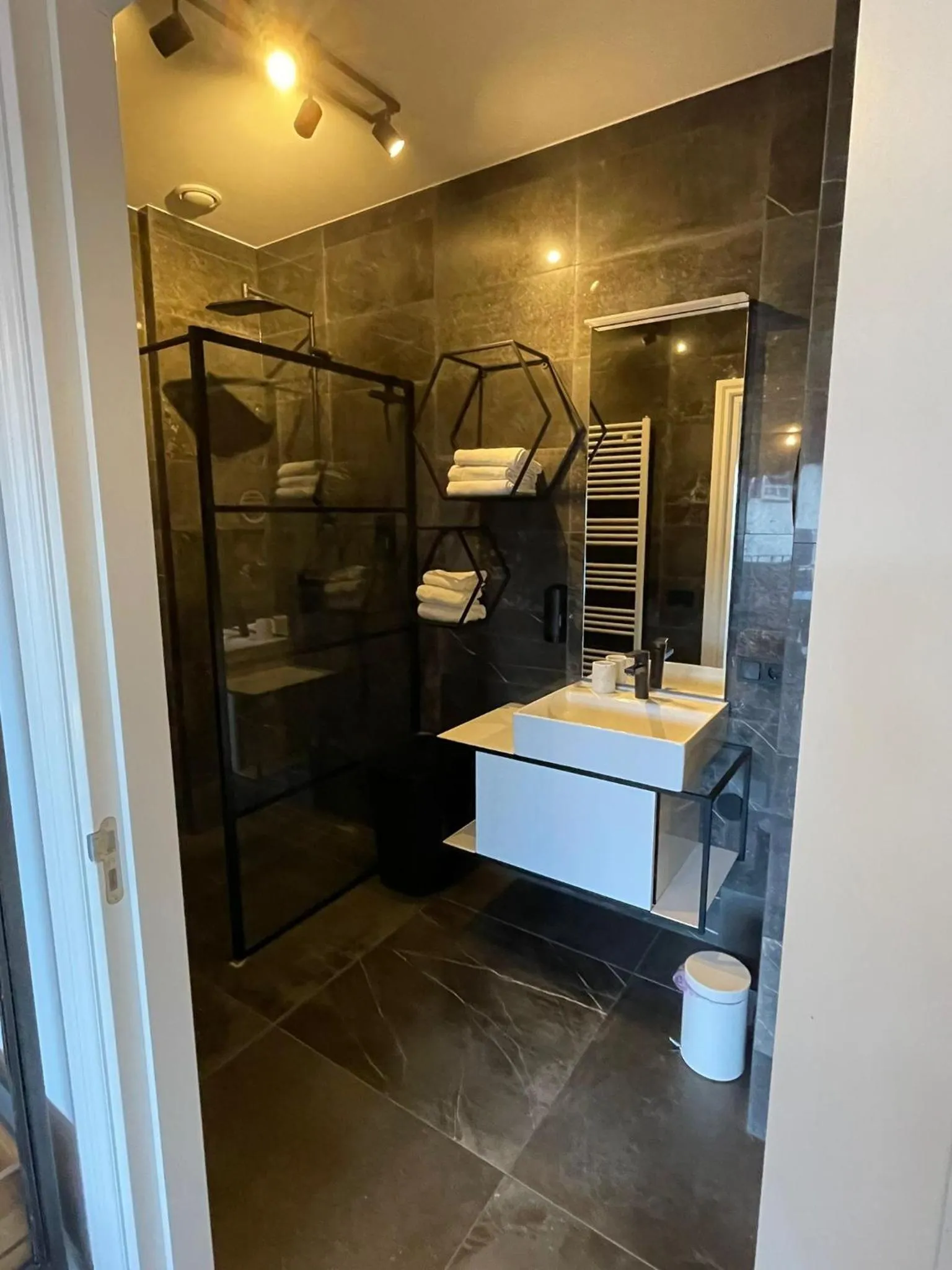 Bathroom in In de Witte Dame Hotel Bar Kitchen Apartments