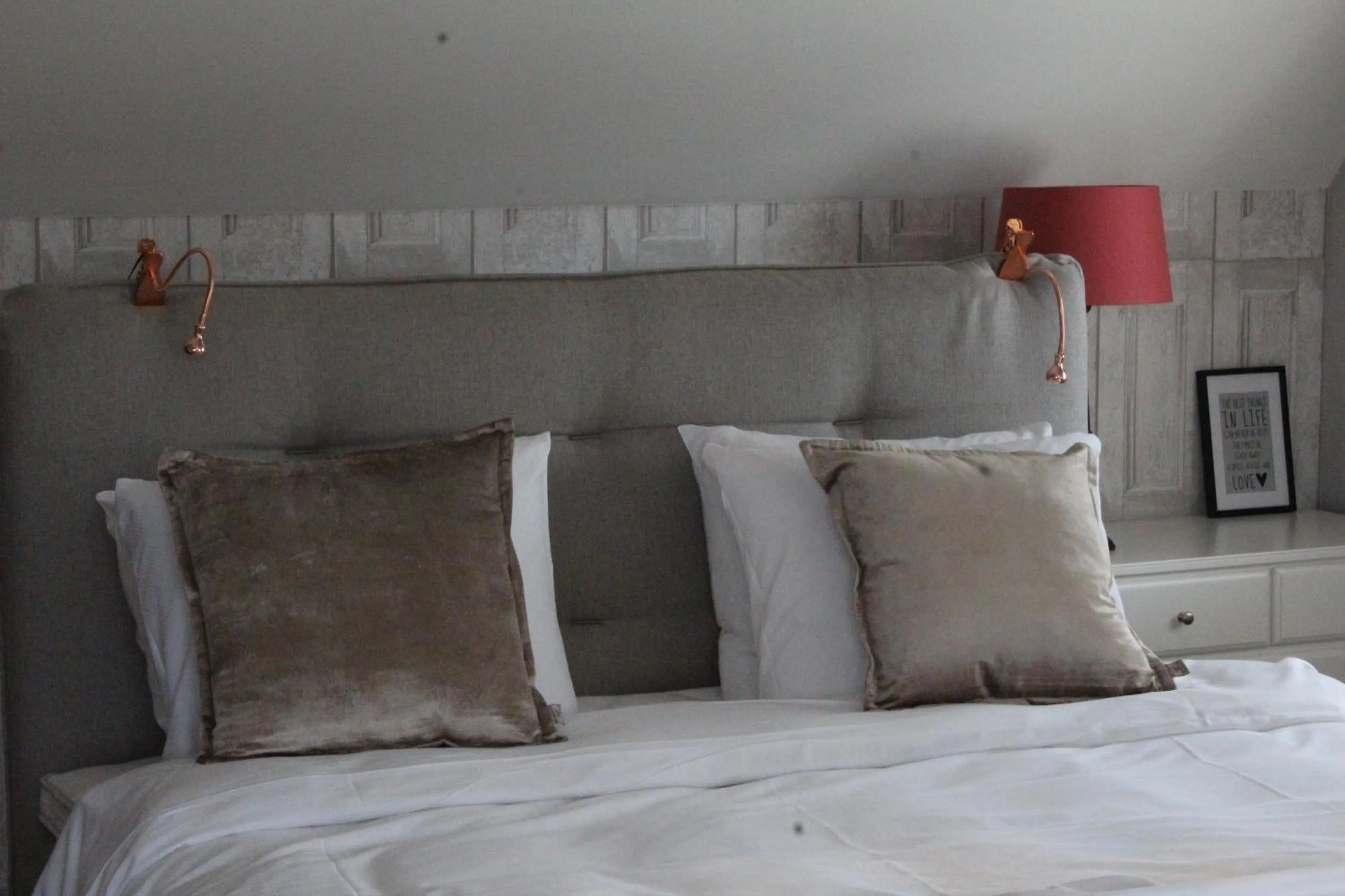 Decorative detail, Bed in In de Witte Dame Hotel Bar Kitchen Apartments