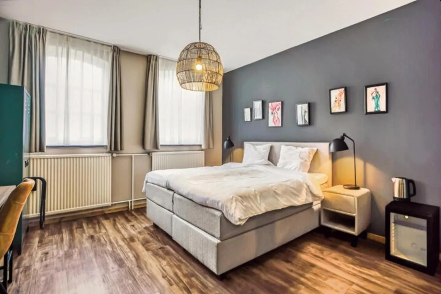 Bed in In de Witte Dame Hotel Bar Kitchen Apartments