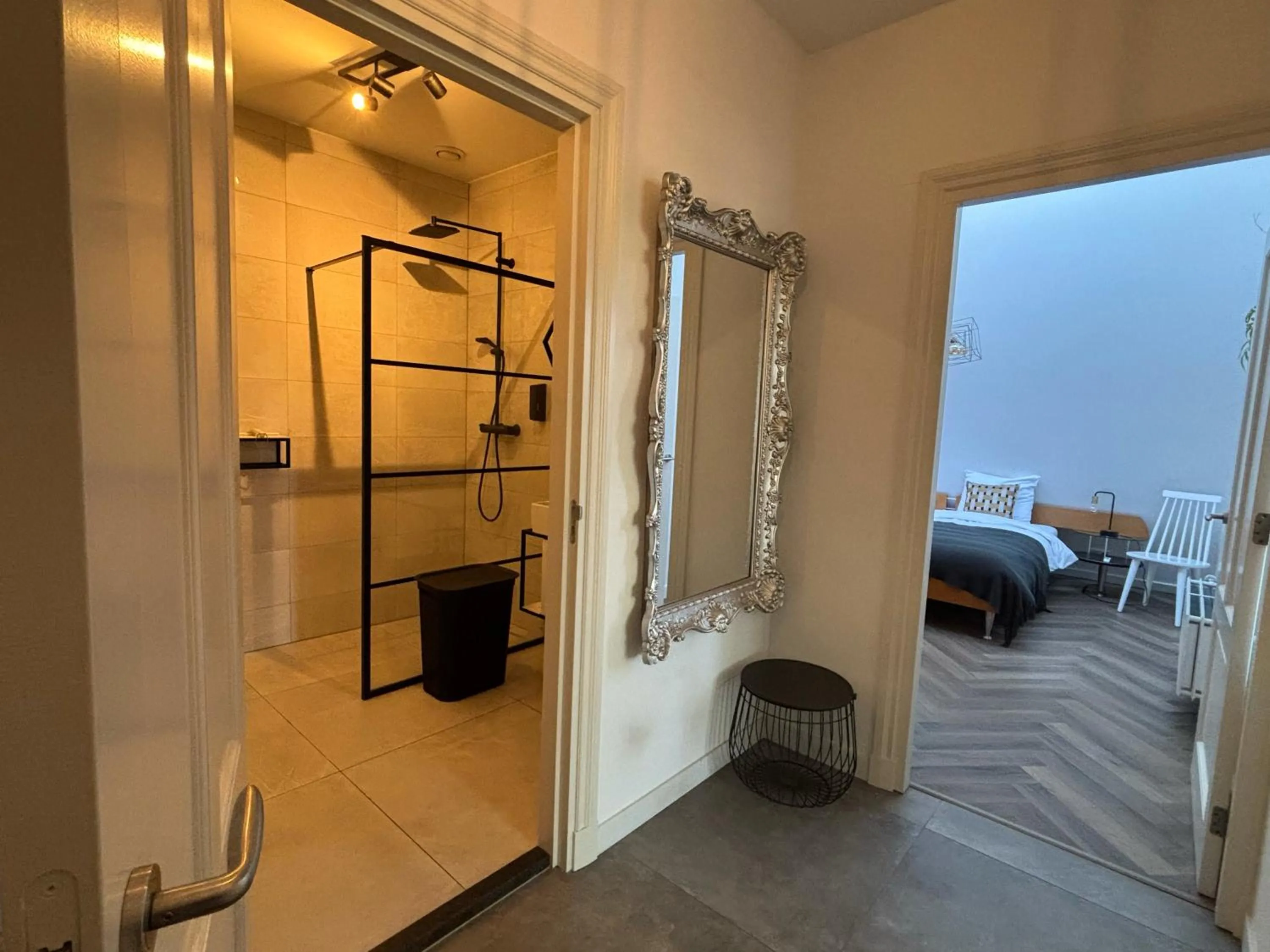 Bathroom, Bed in In de Witte Dame Hotel Bar Kitchen Apartments