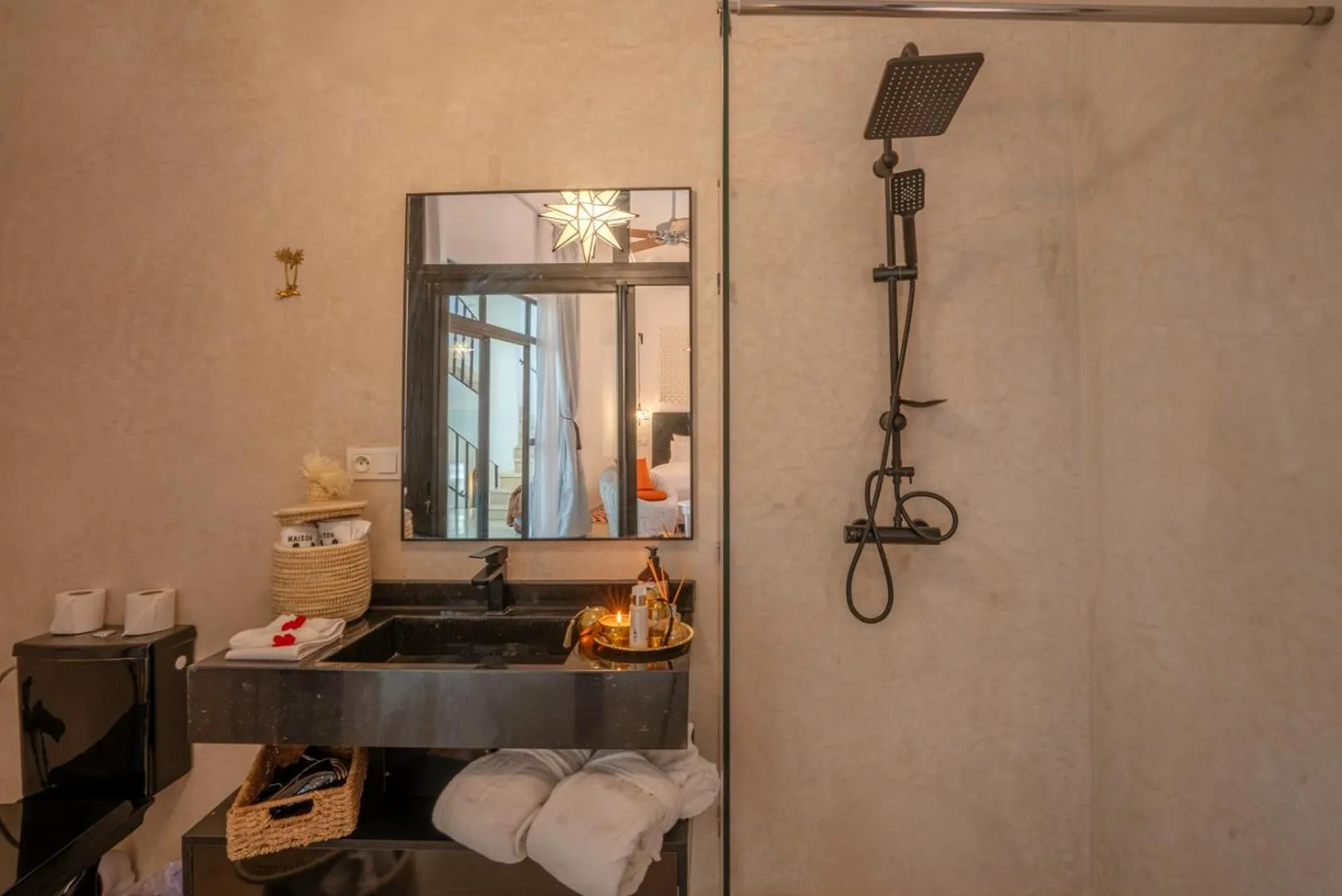Shower, Bed in Maison H Kasbah