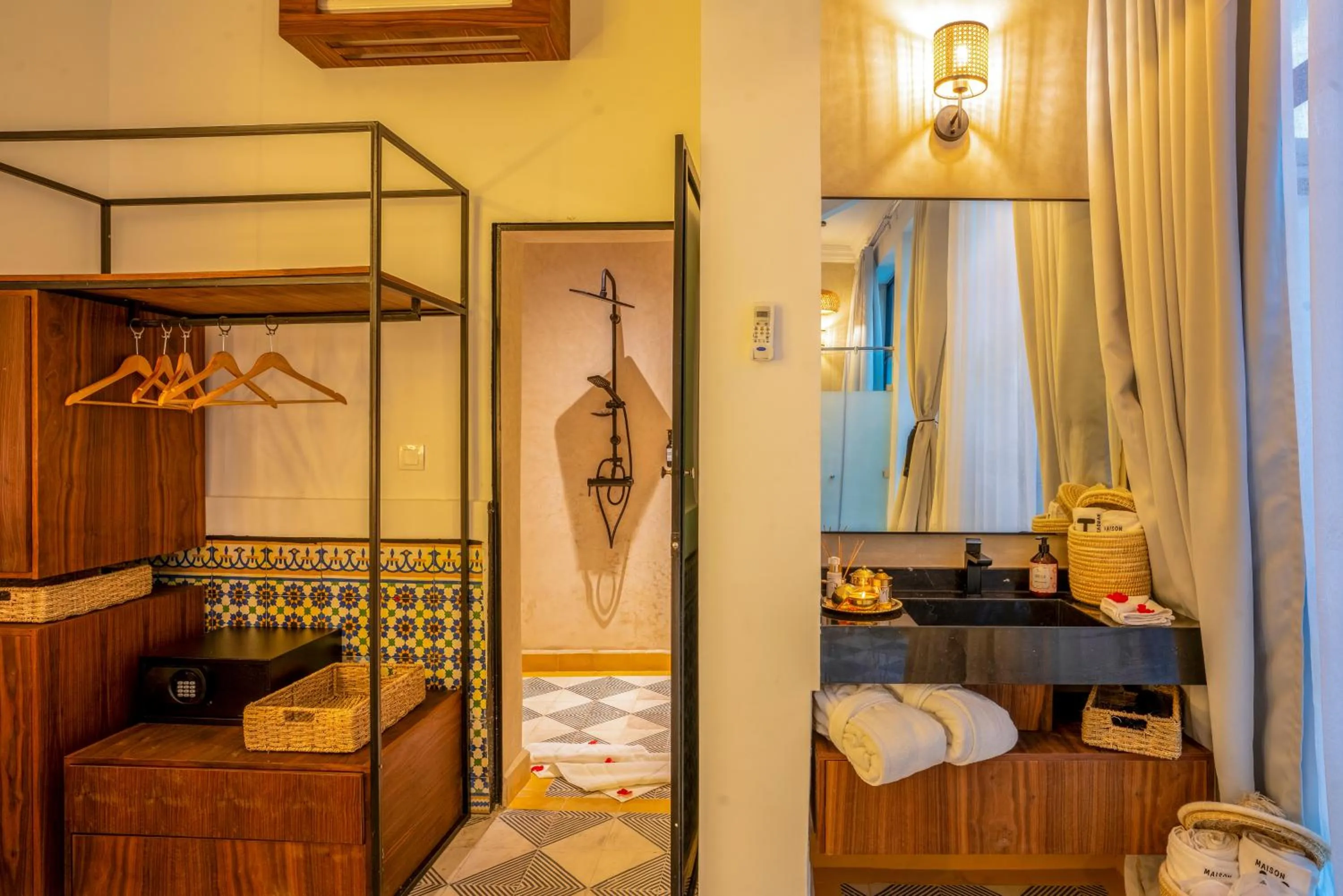 Bathroom, Bed in Maison H Kasbah