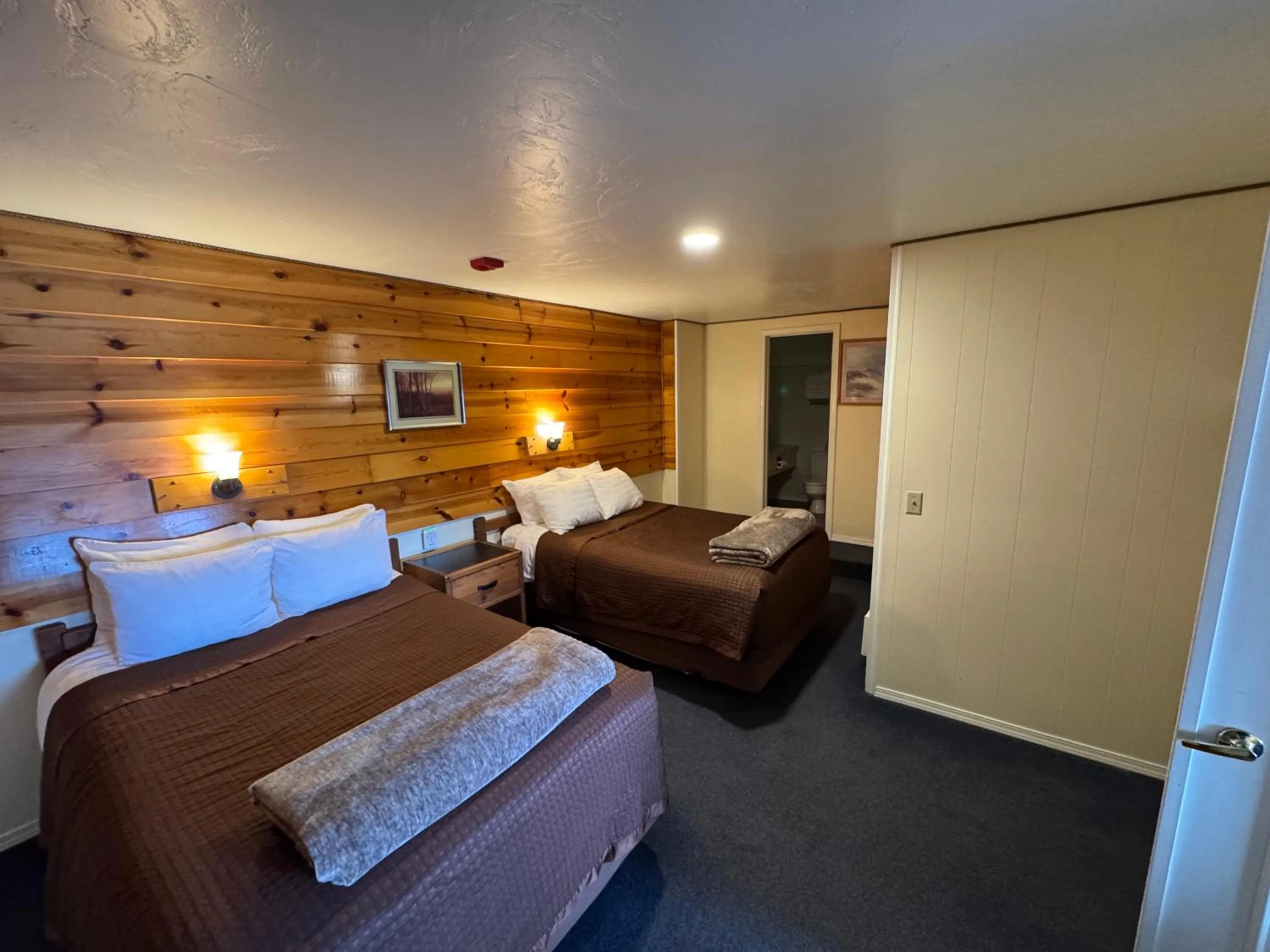 Bed in Captain's Choice Motel