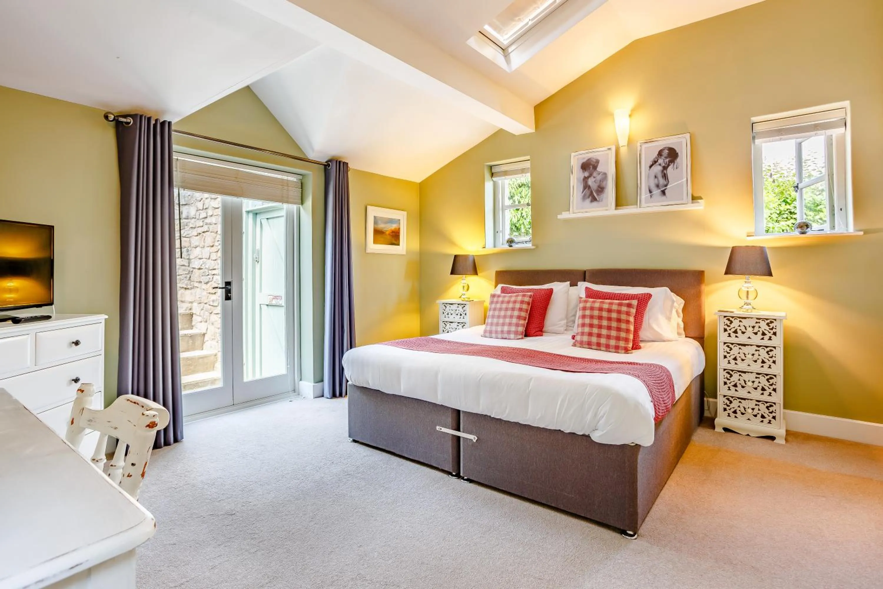 Bedroom, Bed in Broadrock Accommodation - Clock Cottage