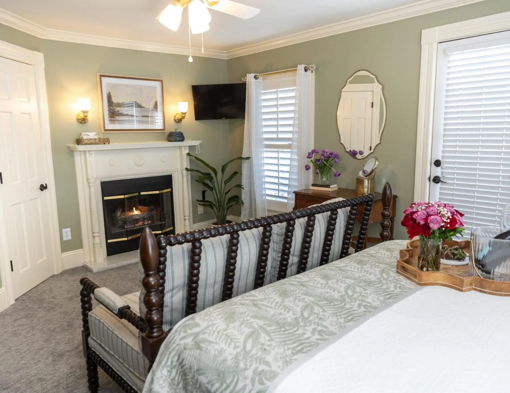 Bed in White Doe Inn Bed & Breakfast