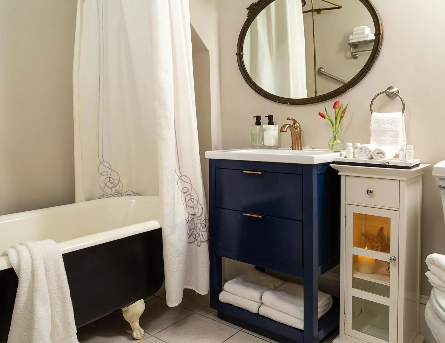 Bathroom in White Doe Inn Bed & Breakfast