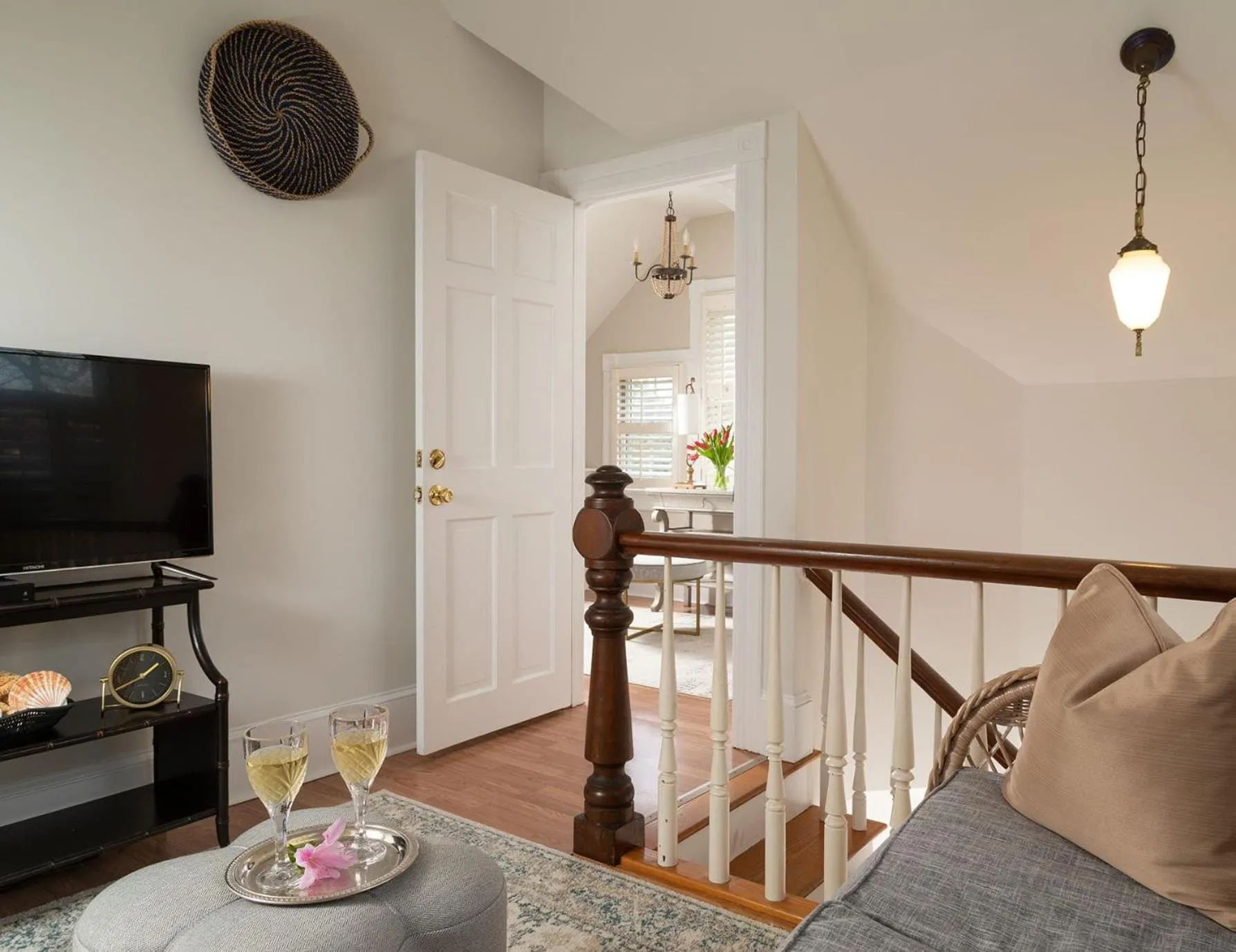 TV and multimedia in White Doe Inn Bed & Breakfast