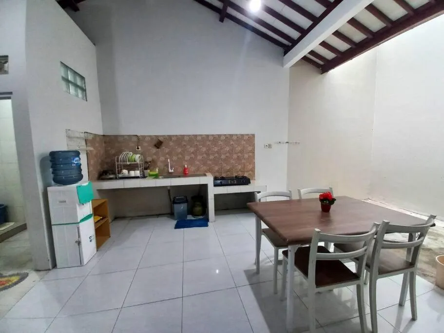 Kitchen or kitchenette in Homestay Syariah Dekat Monjali dan Jogja City Mall by Simply Homy