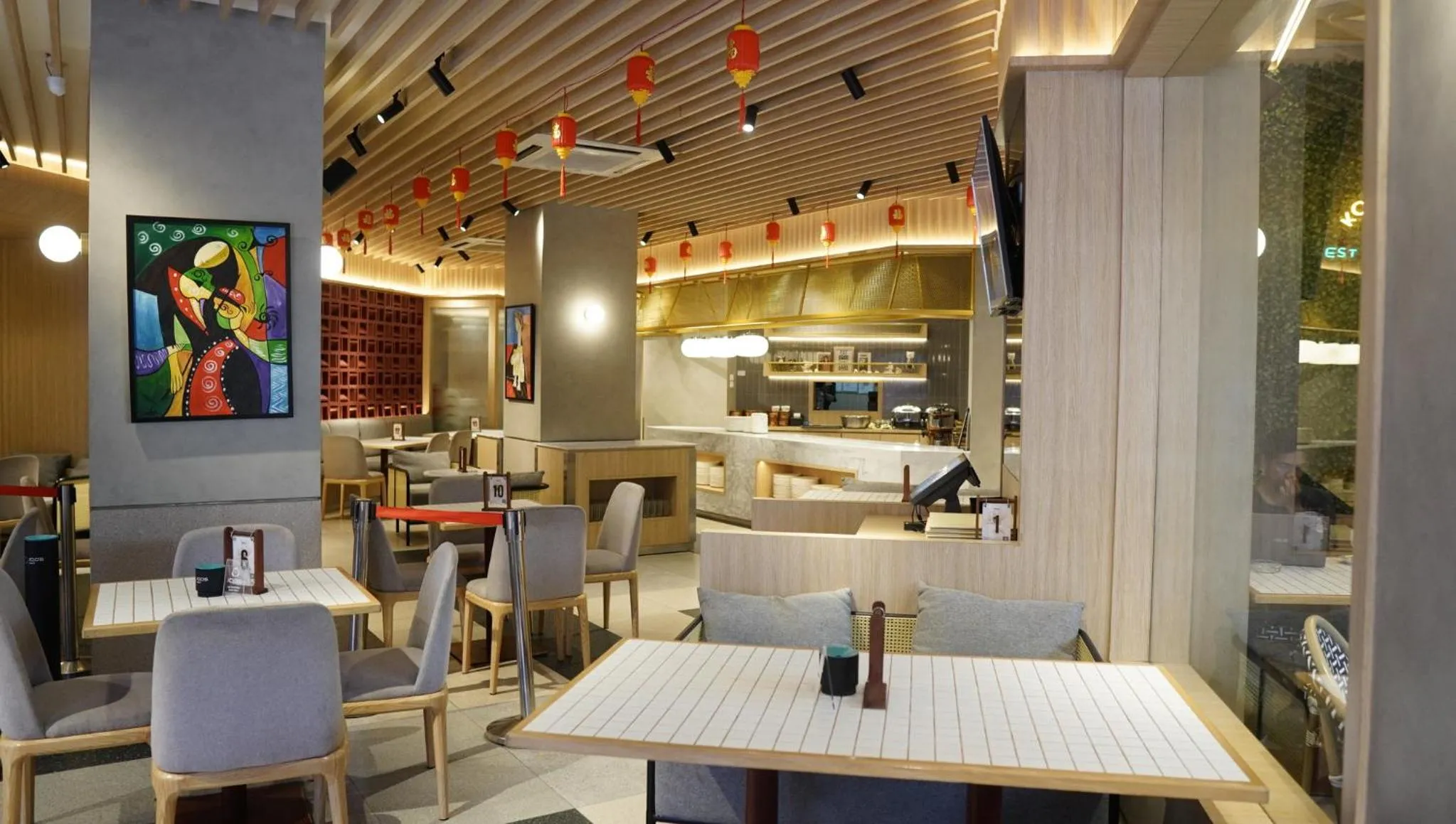 Restaurant/places to eat in New Hollywood hotel