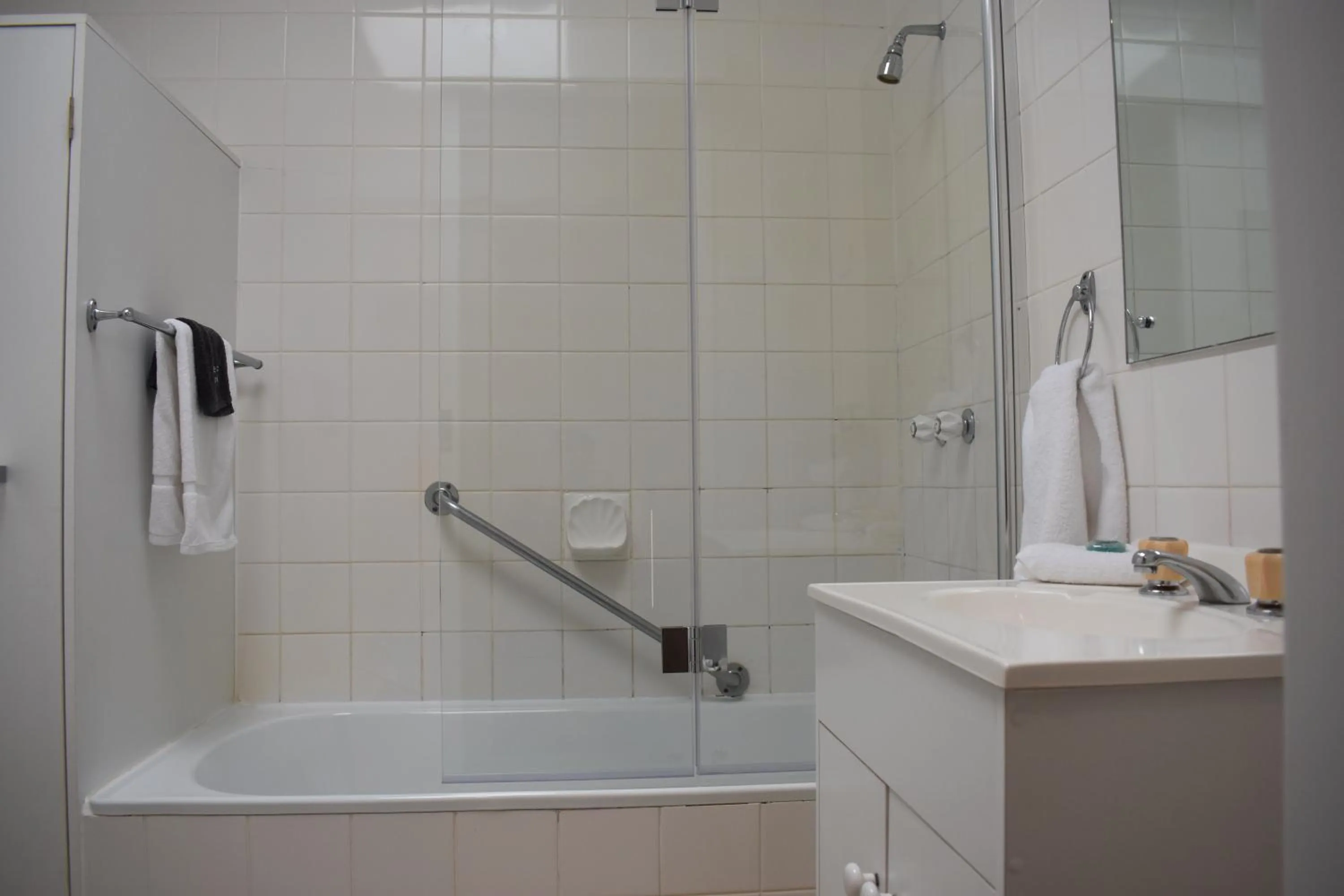 Bathroom in Kermandie Hotel