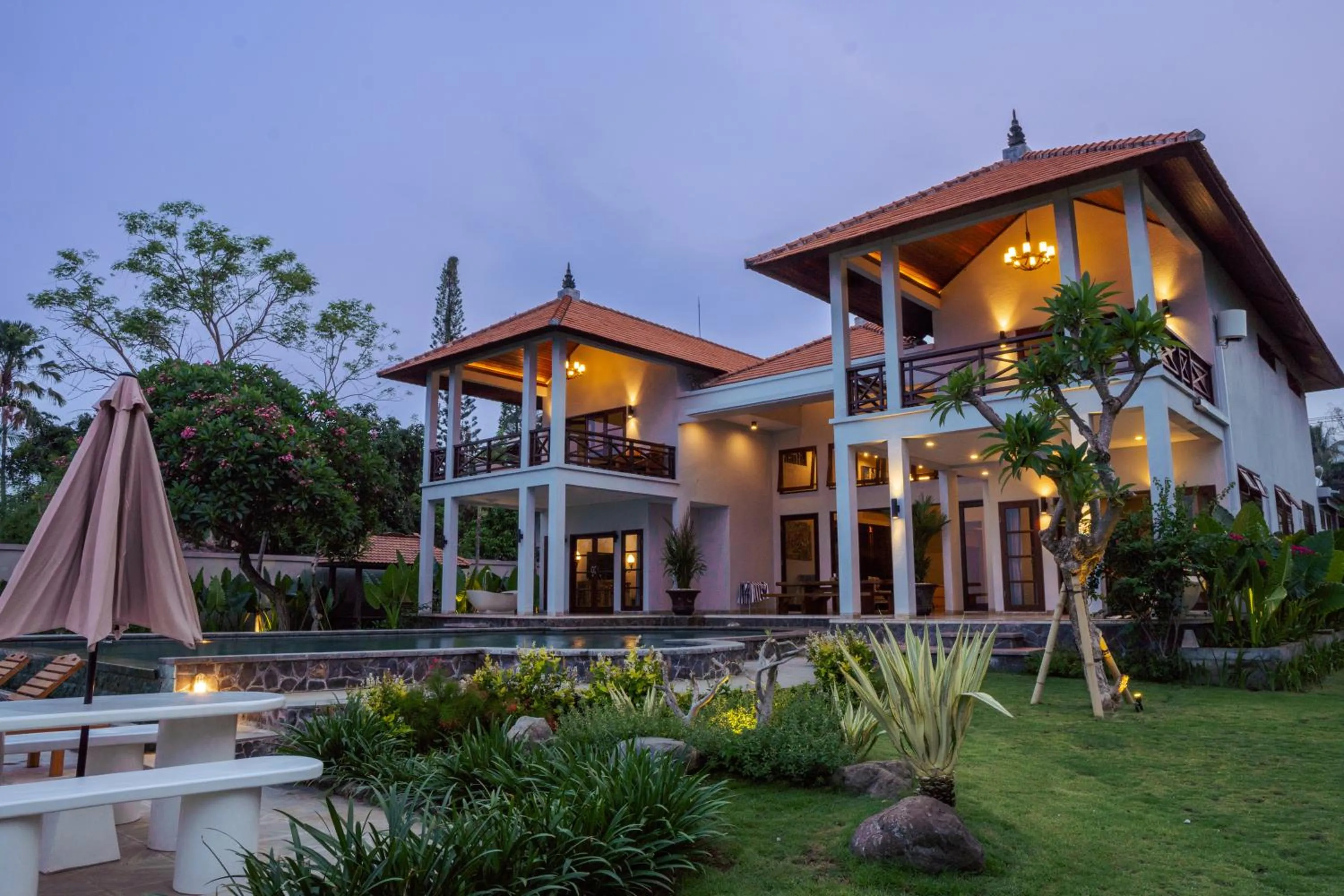 Property building in Seaside Oceana Suites by Mahaprana