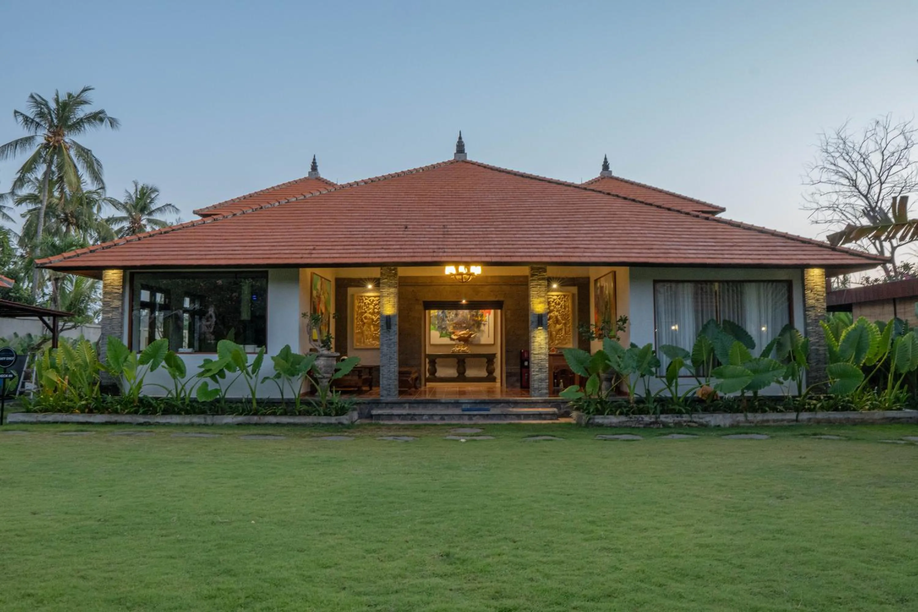 Property building in Seaside Oceana Suites by Mahaprana