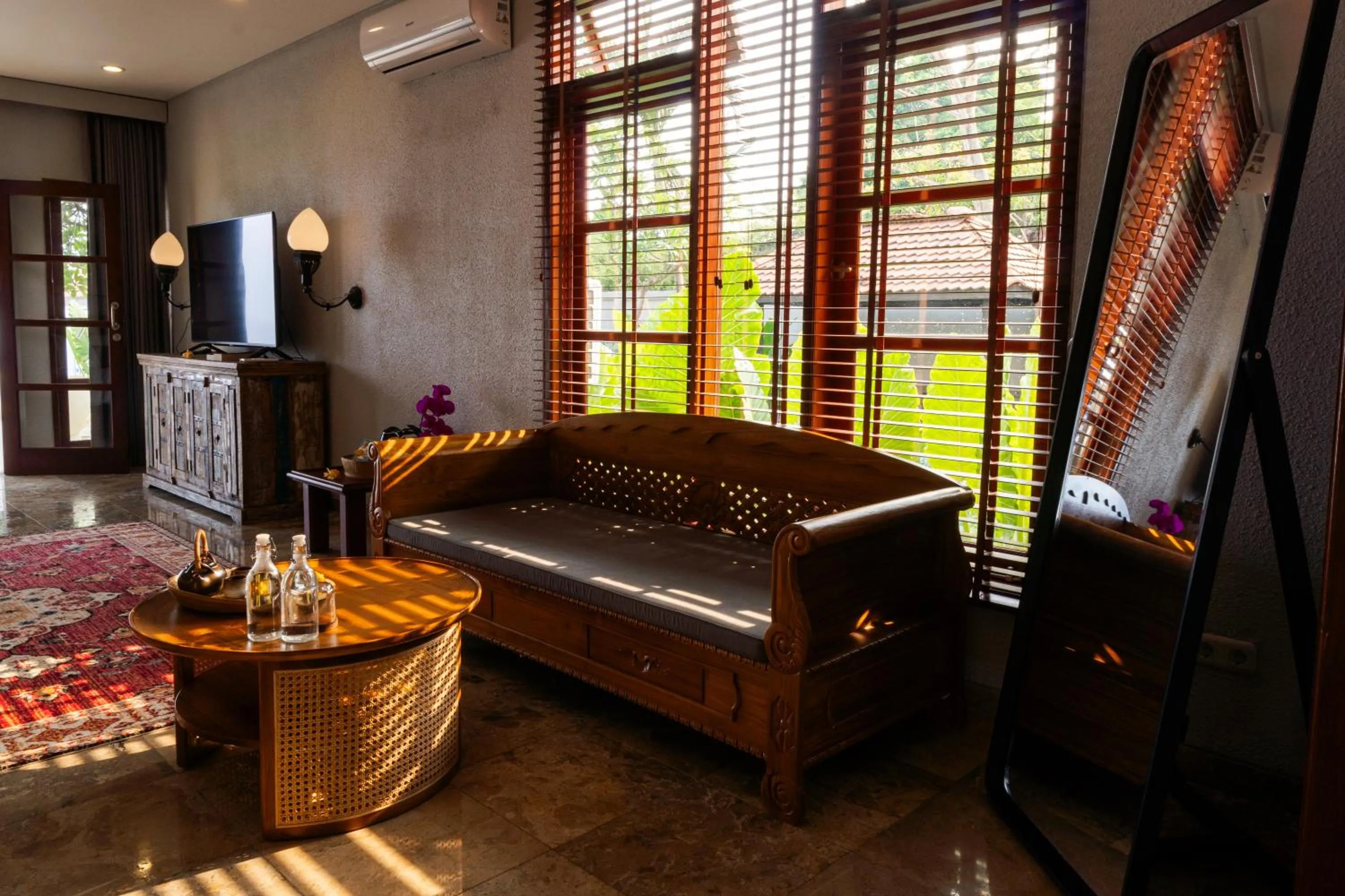 TV and multimedia in Seaside Oceana Suites by Mahaprana