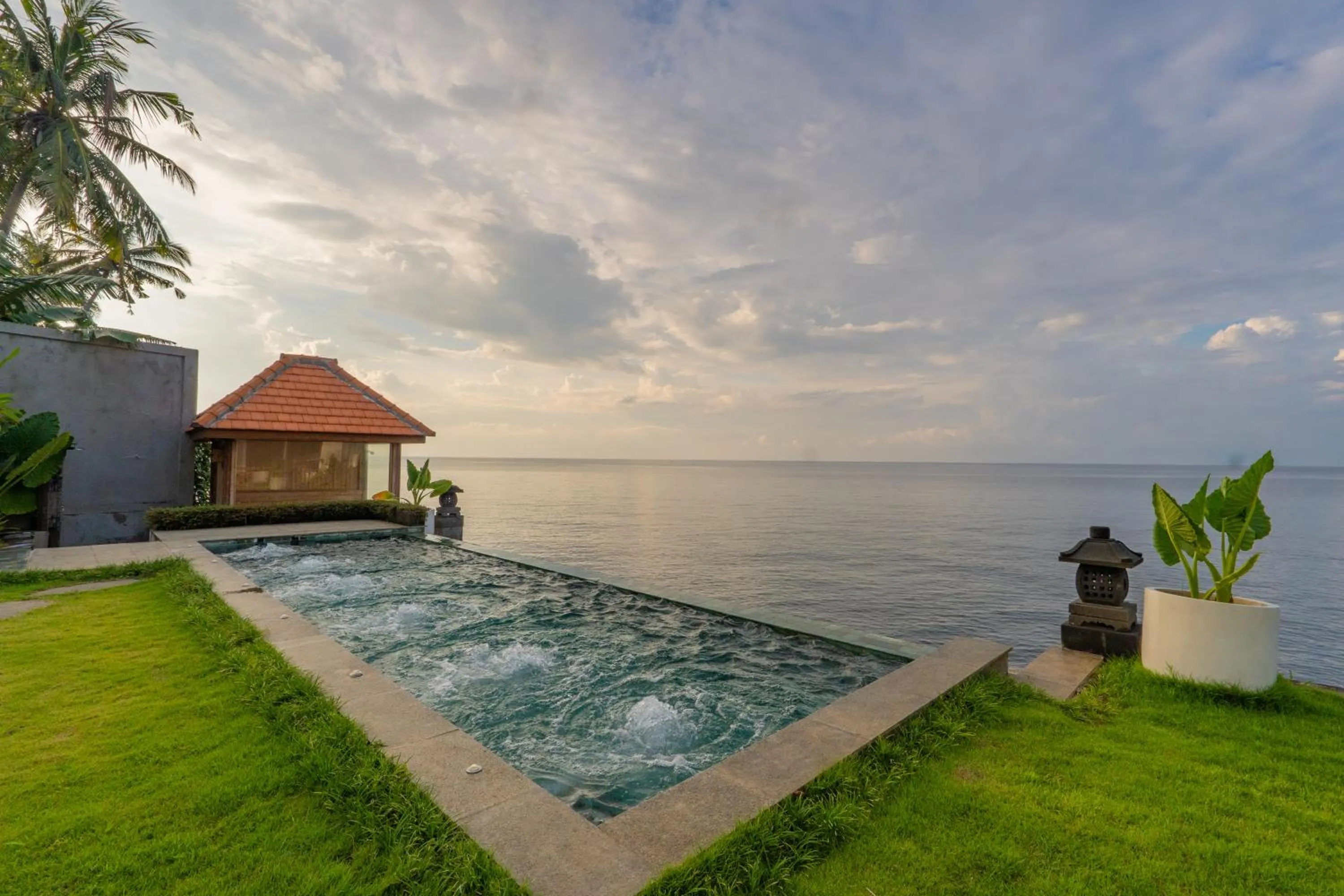 Natural landscape in Seaside Oceana Suites by Mahaprana