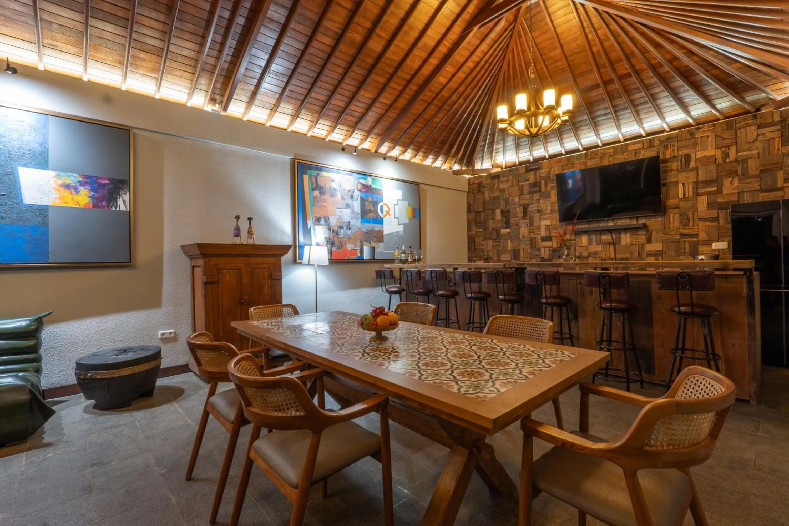 TV and multimedia in Seaside Oceana Suites by Mahaprana