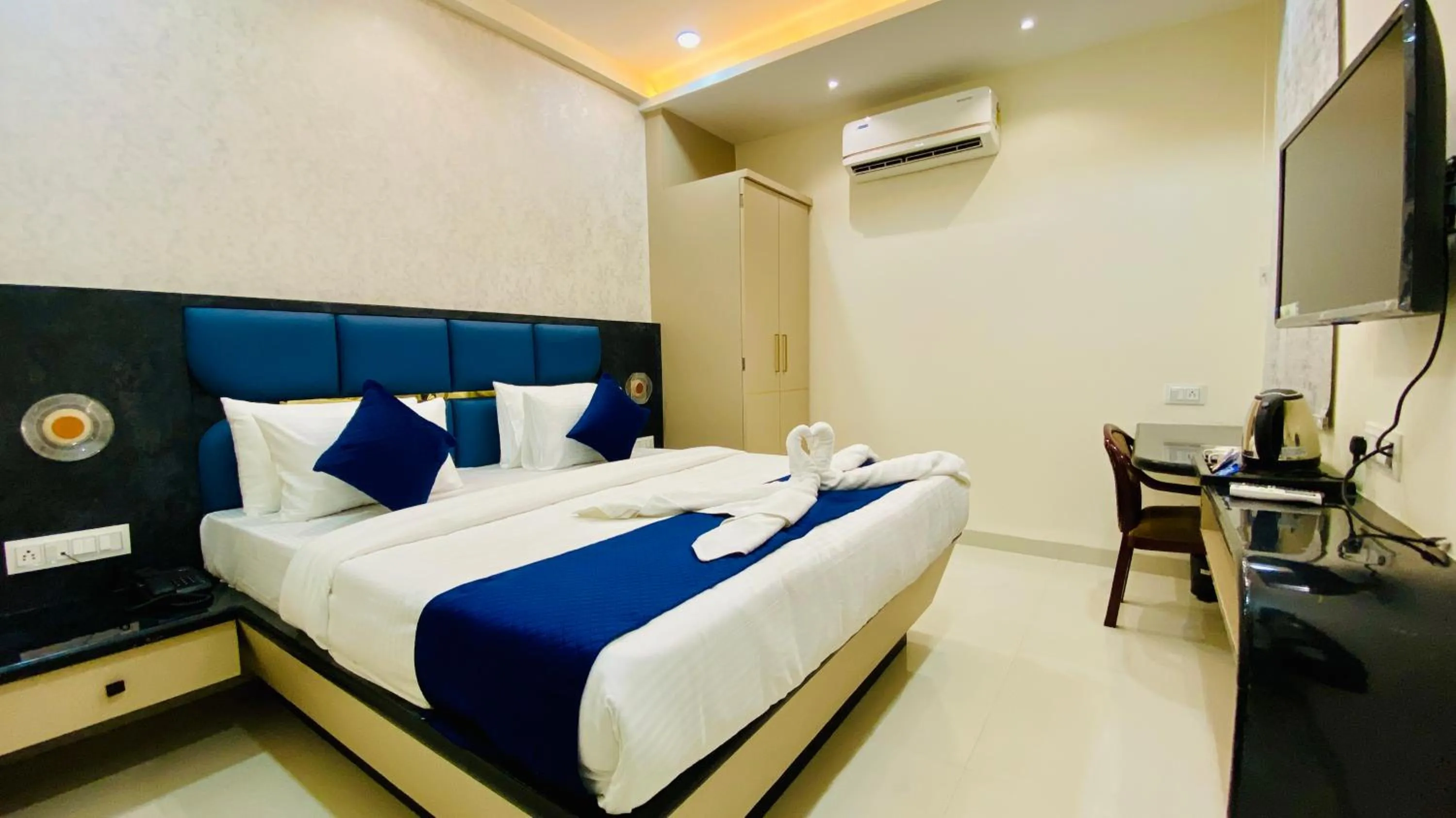 Bedroom, Bed in Hotel Pravasa Stay, Dewas Naka