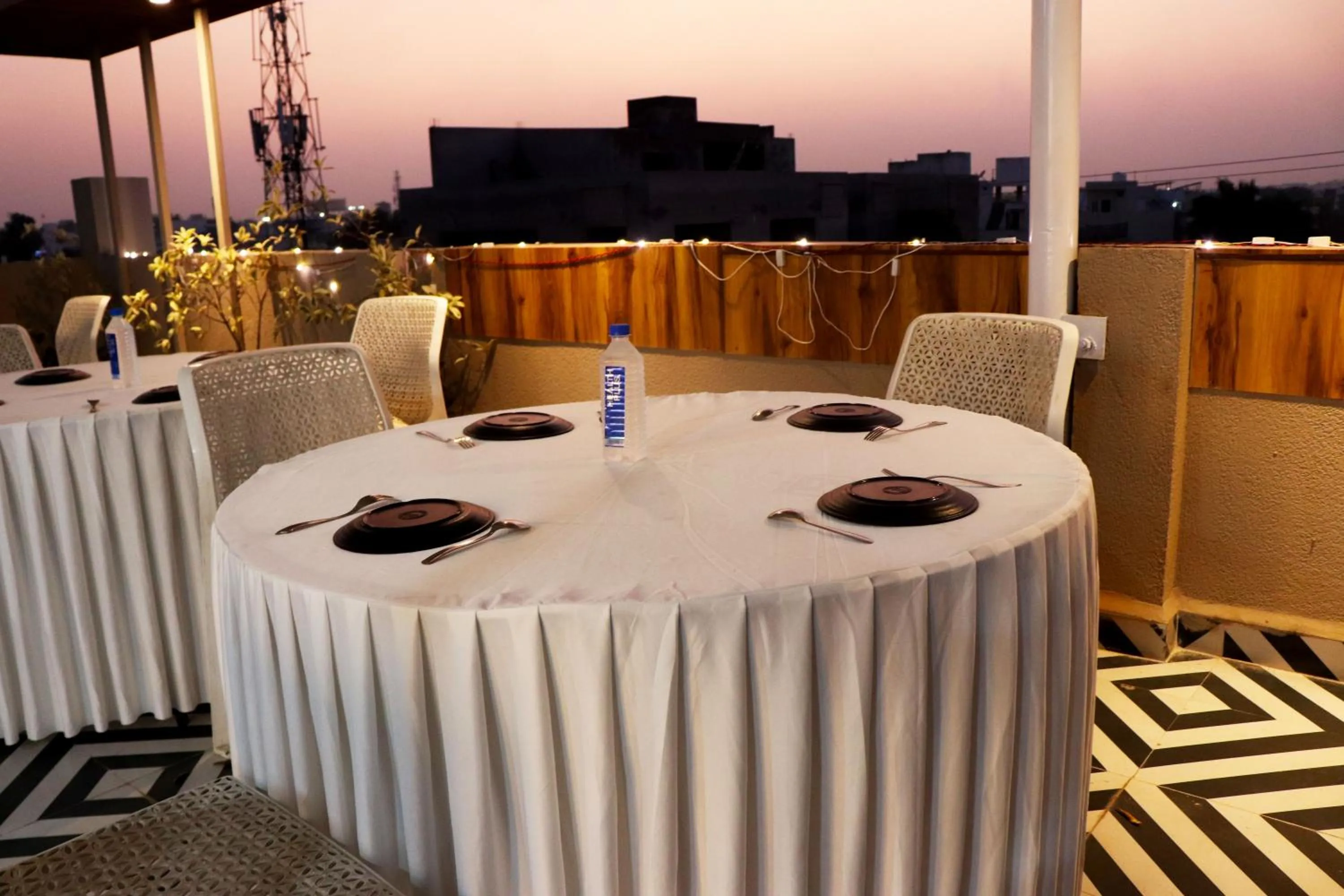 Restaurant/places to eat in Hotel Pravasa Stay, Dewas Naka