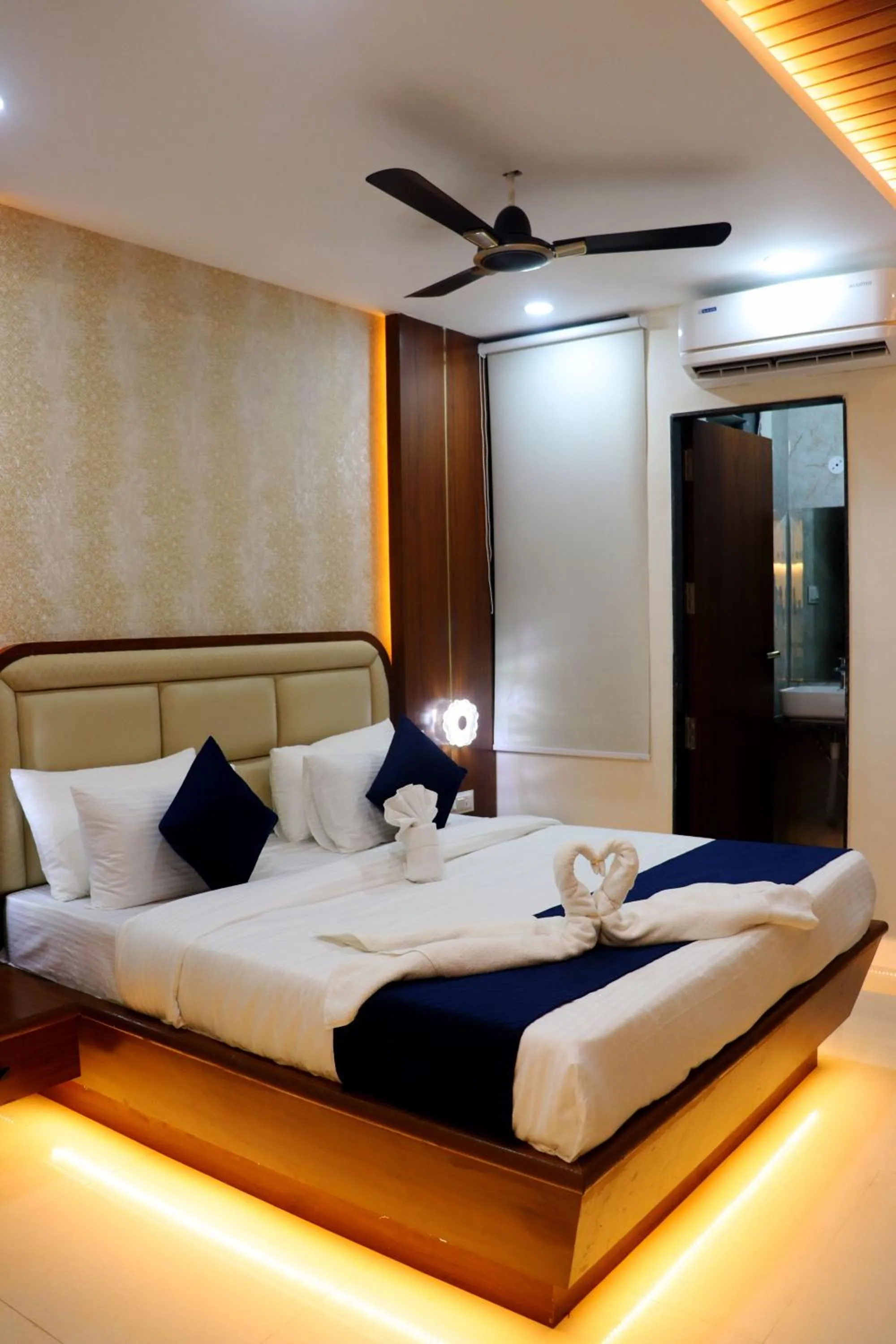 Bed in Hotel Pravasa Stay, Dewas Naka