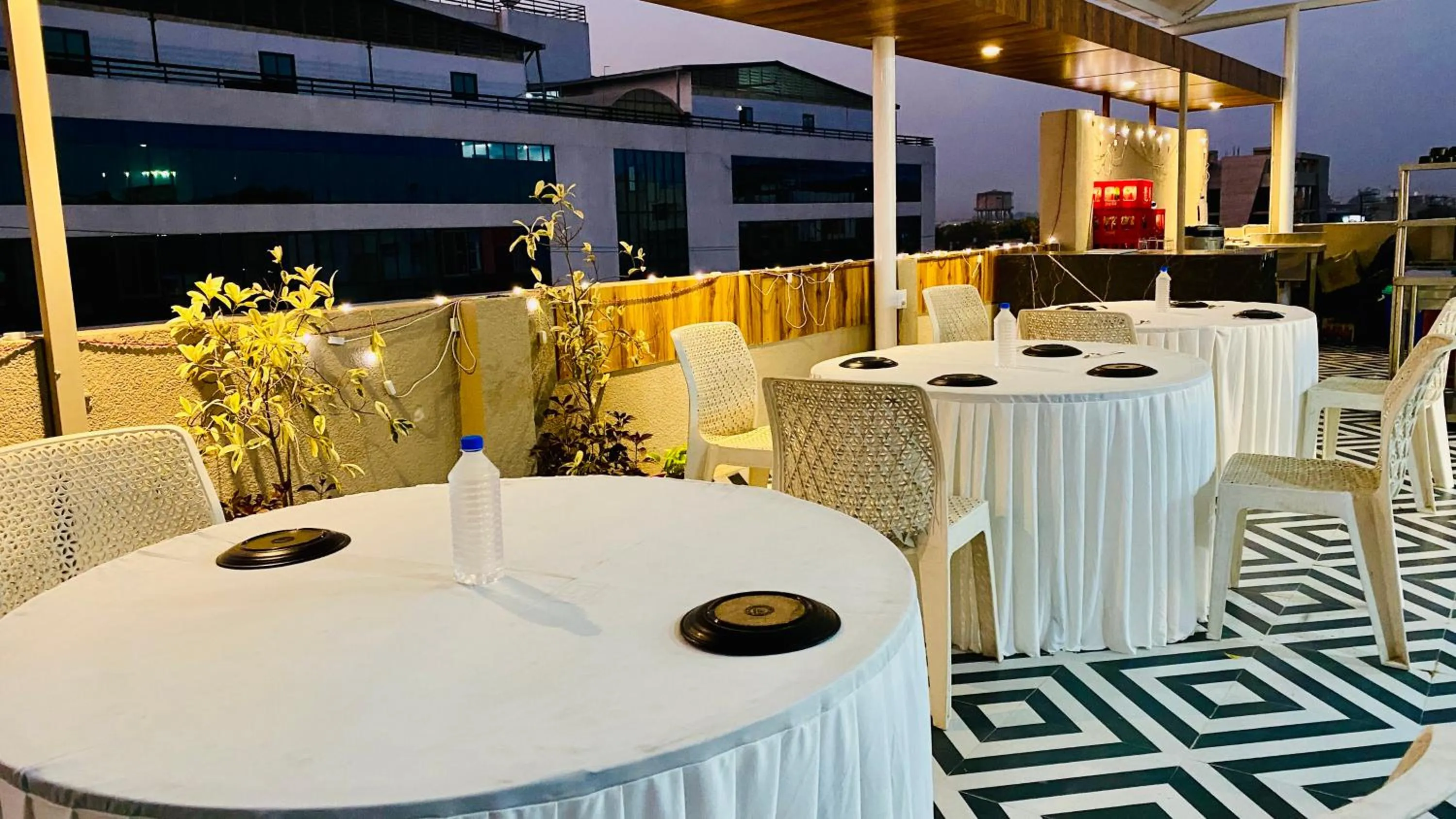 Restaurant/places to eat in Hotel Pravasa Stay, Dewas Naka