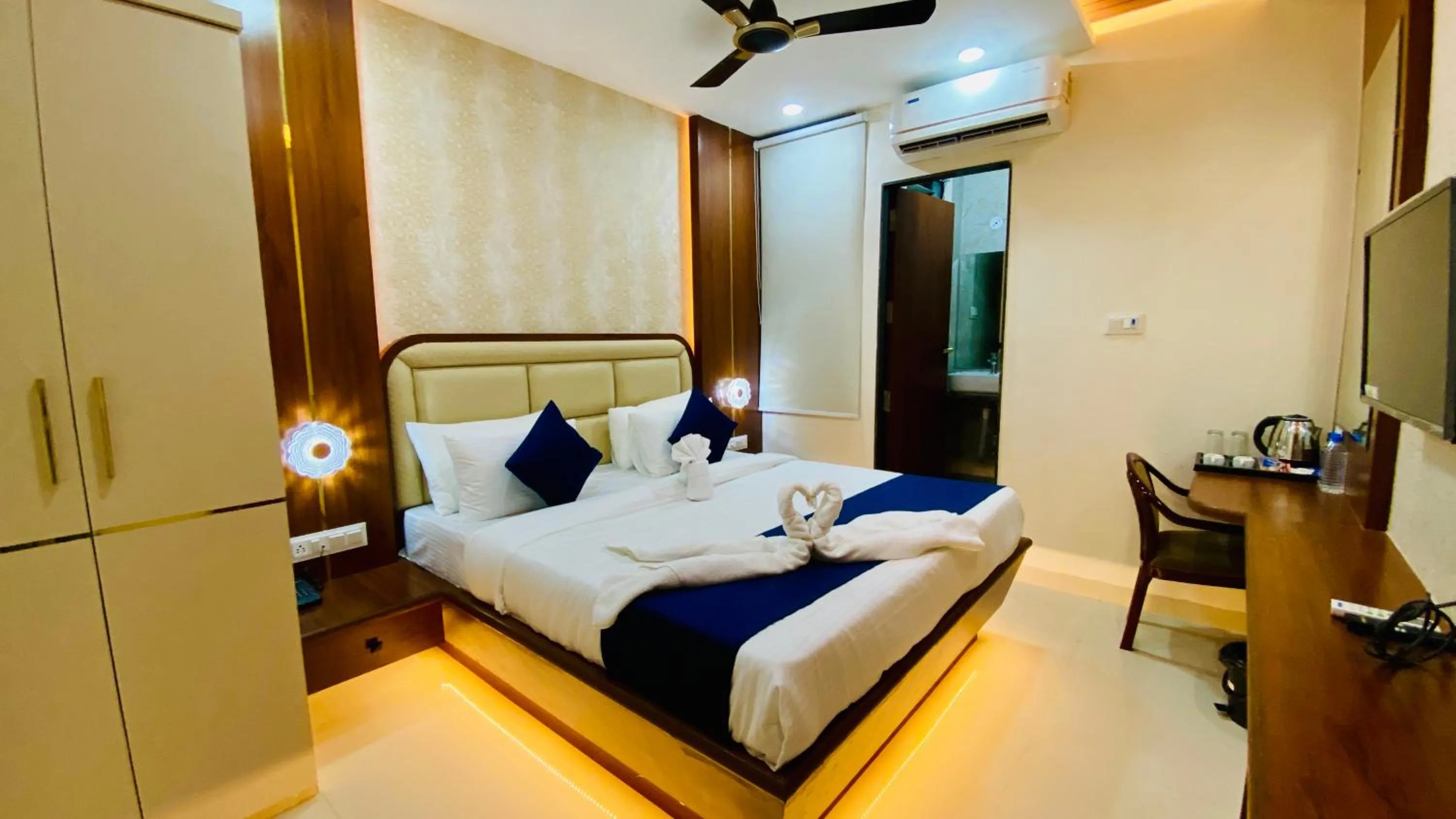 Bedroom, Bed in Hotel Pravasa Stay, Dewas Naka
