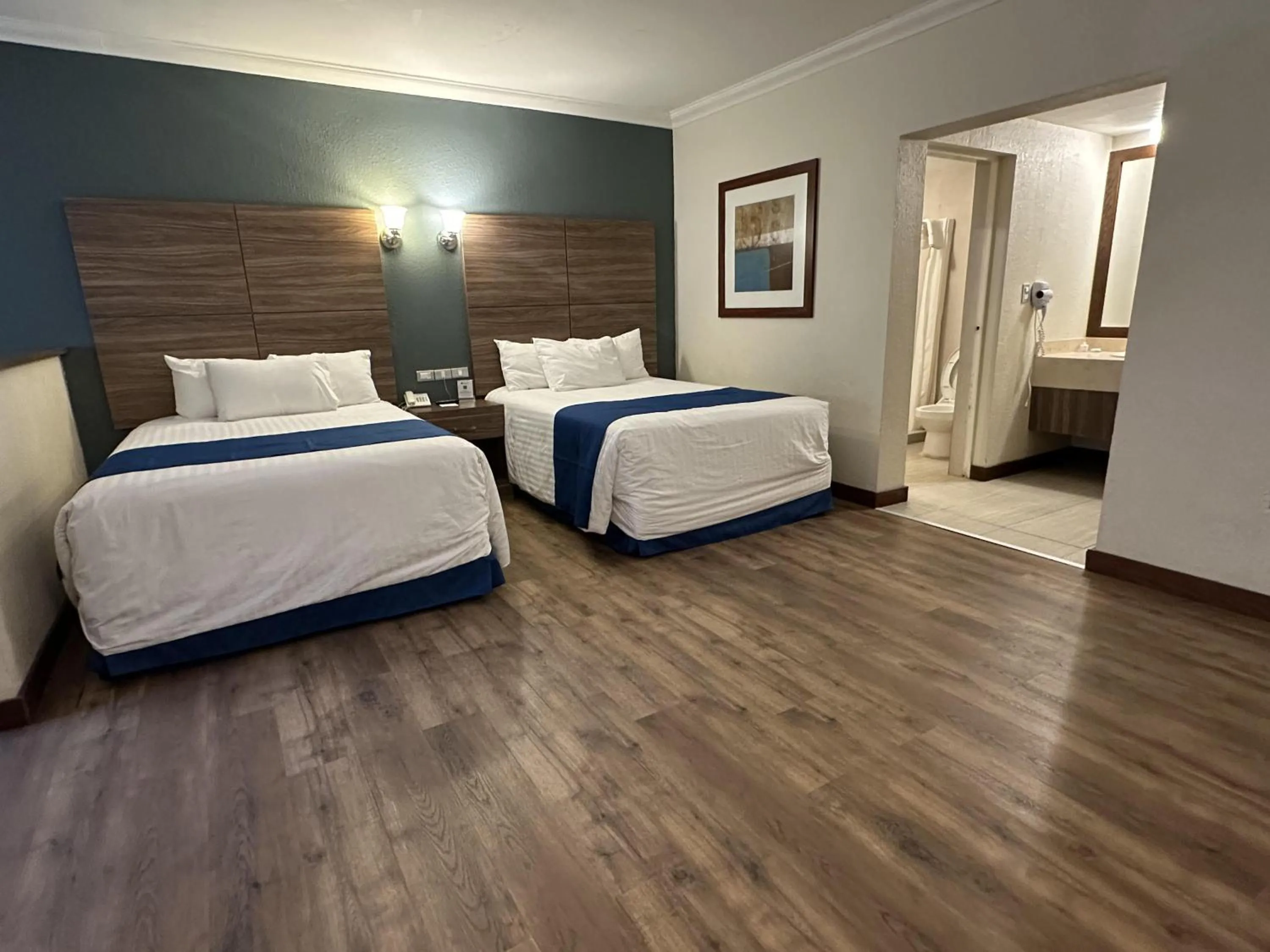 Photo of the whole room, Bed in Best Western Cumbres Inn Cd. Cuauhtemoc