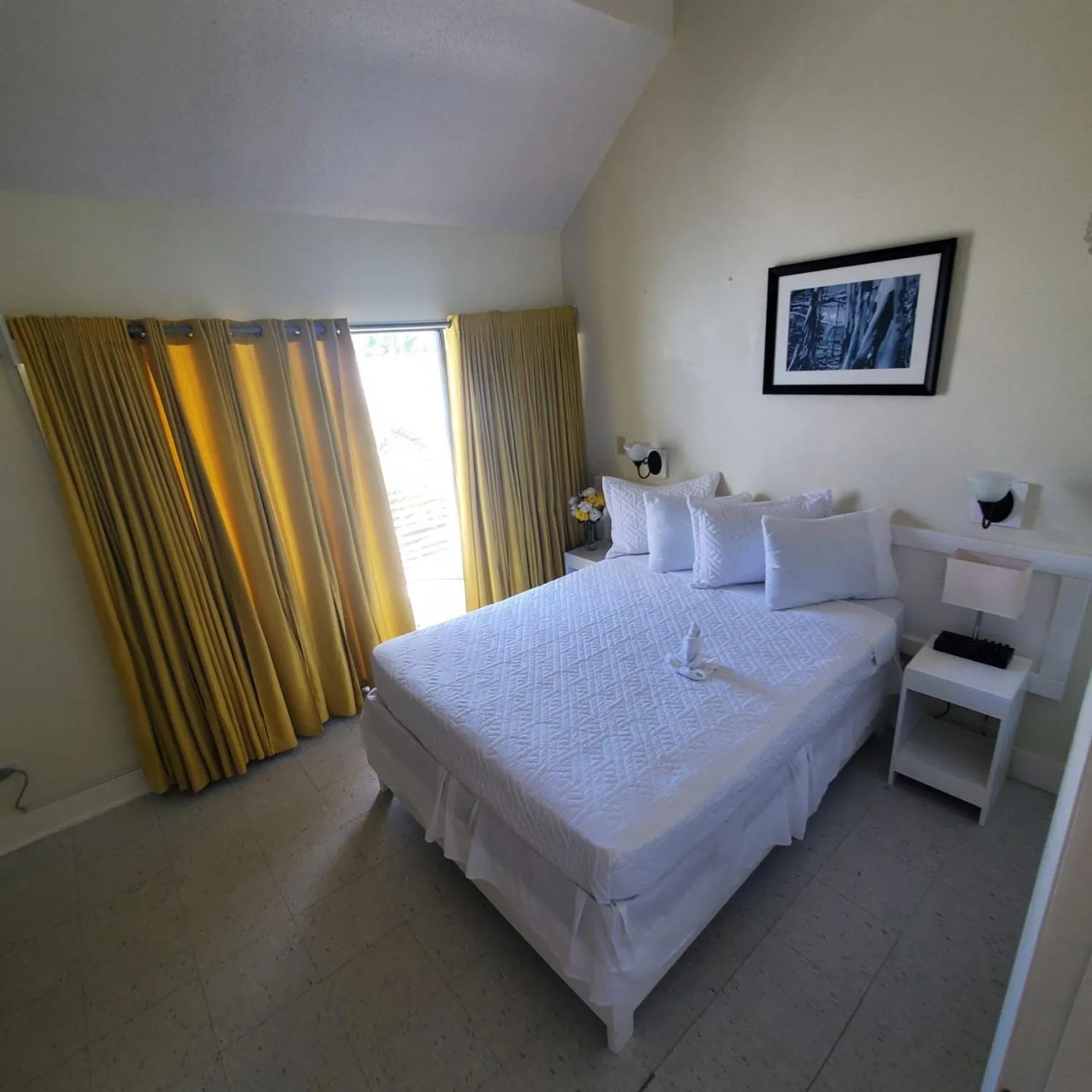 Queen Room with Balcony in The Island Garden Hotel