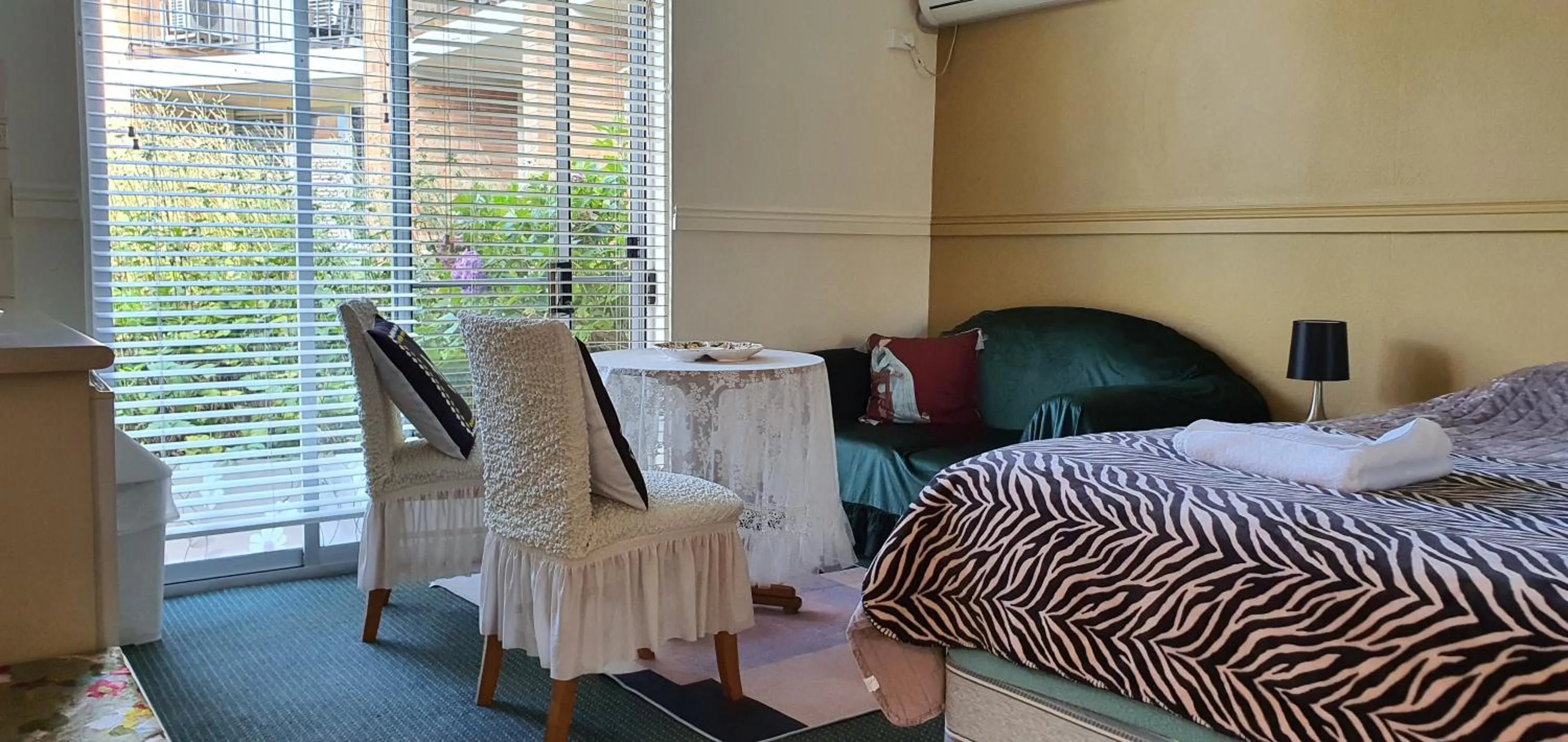 Seating area, Bed in Golfview Lodge