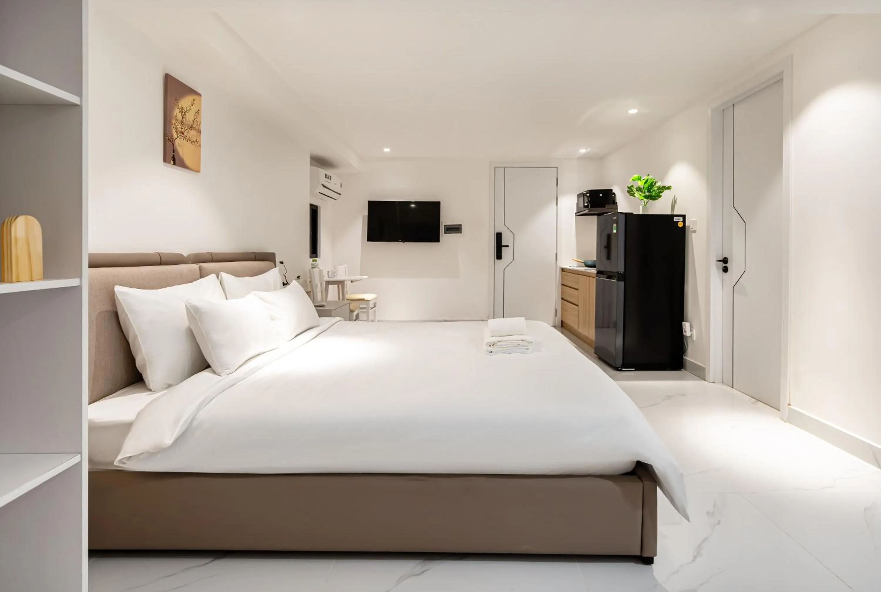 Photo of the whole room, Bed in The Royal Sky - Phu My Hung