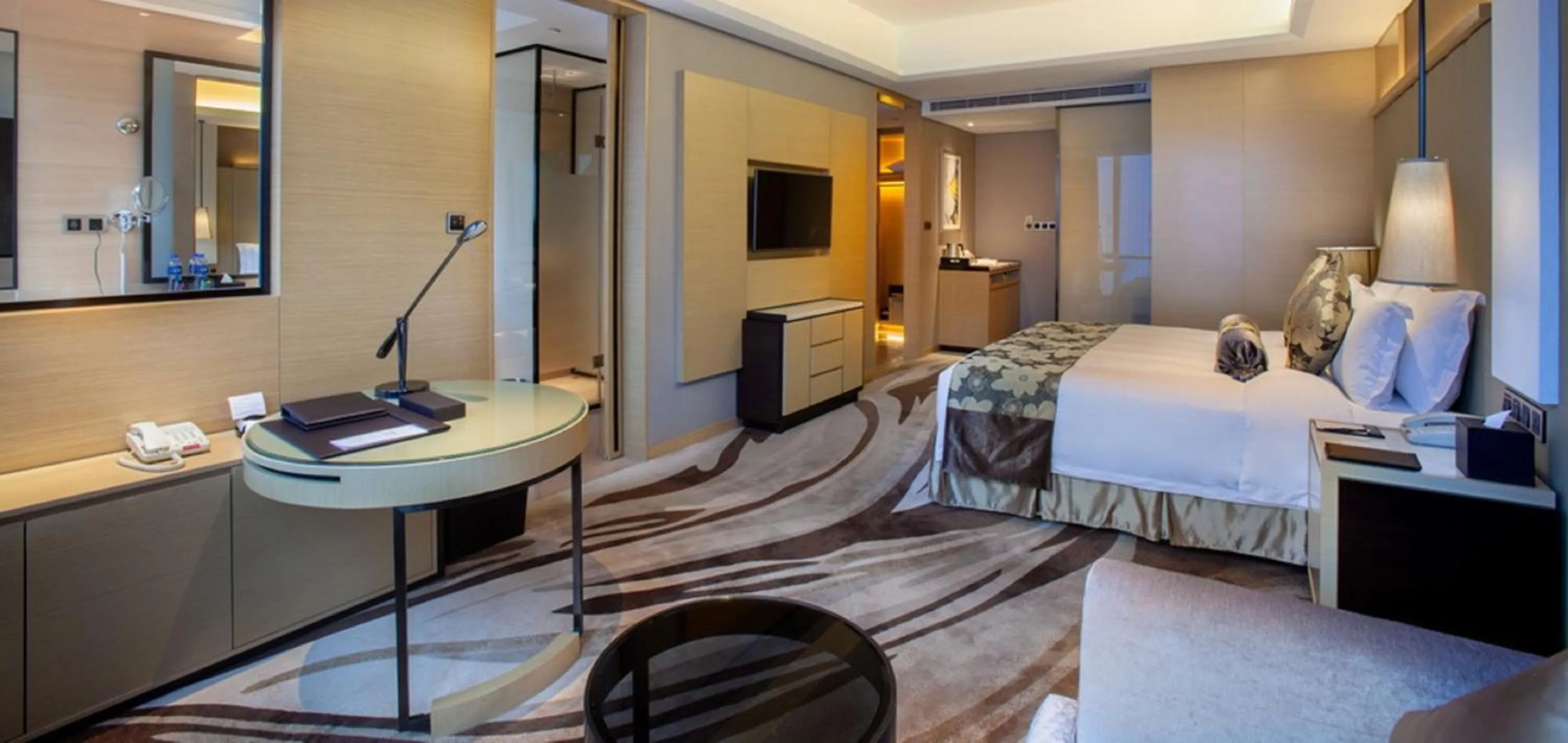 Bedroom, Bed in Shenzhen Futian Wyndham Grand