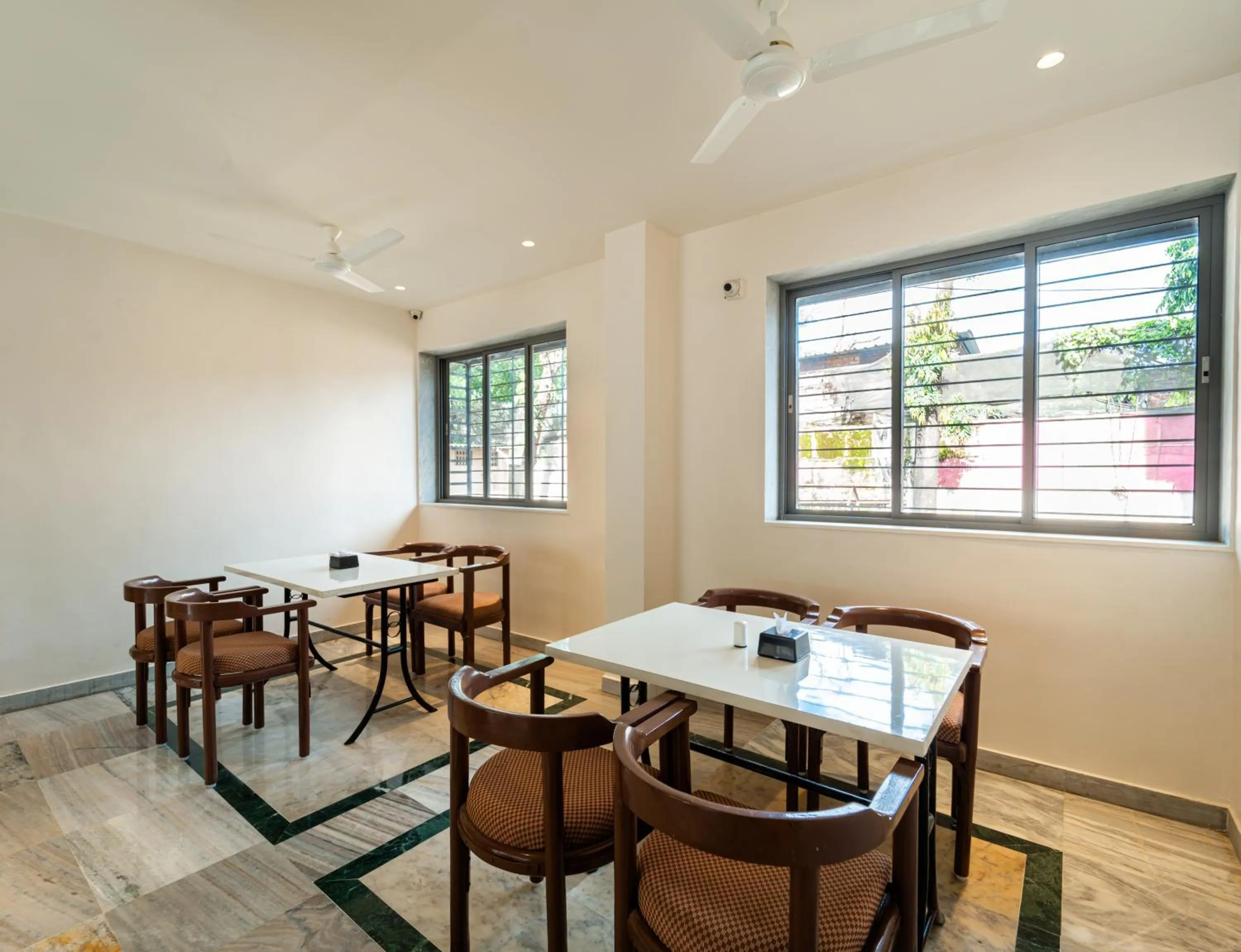 Restaurant/places to eat in Treebo Kaveri