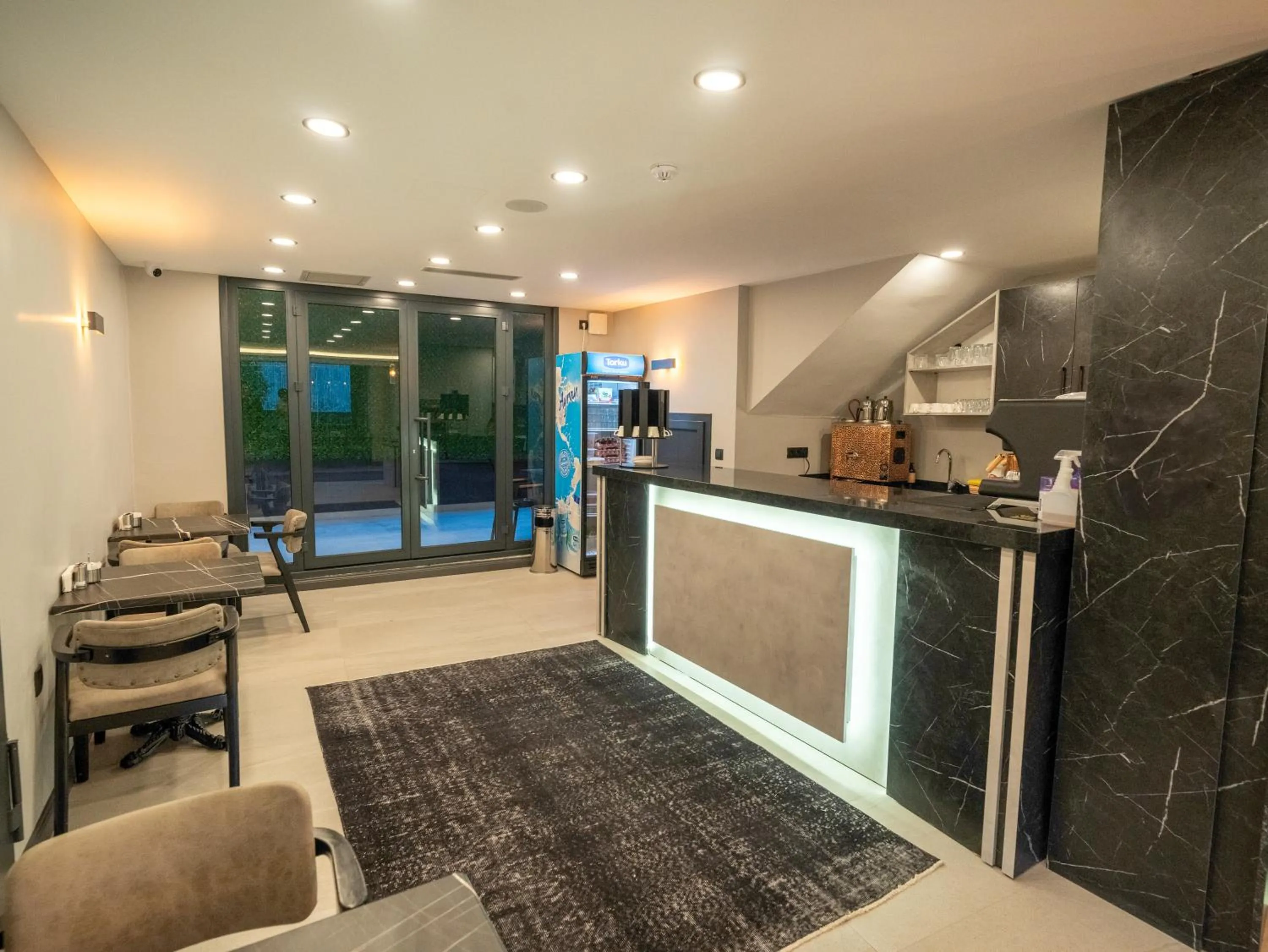 Restaurant/places to eat in Modernlux Hotel