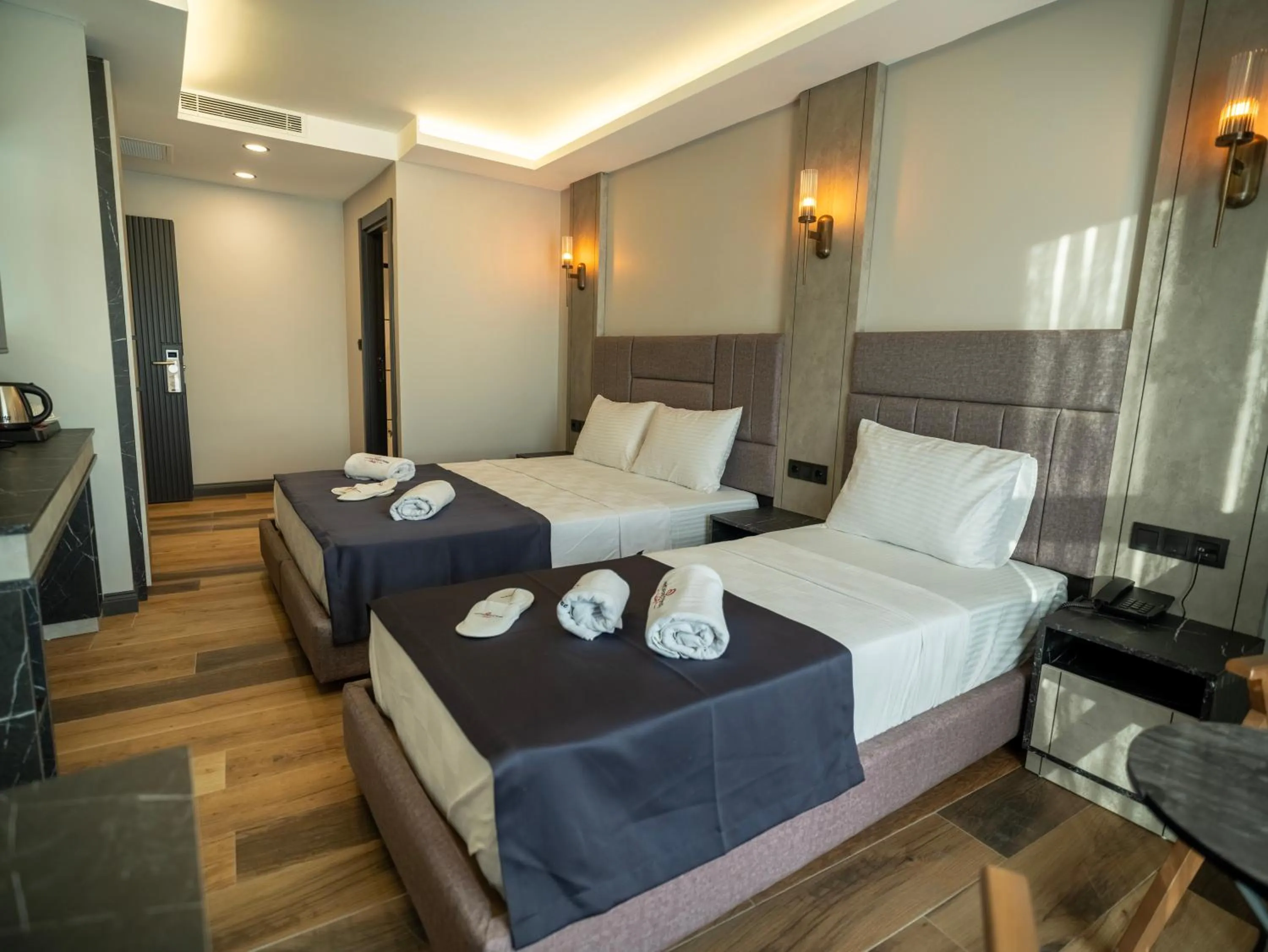 TV and multimedia, Bed in Modernlux Hotel