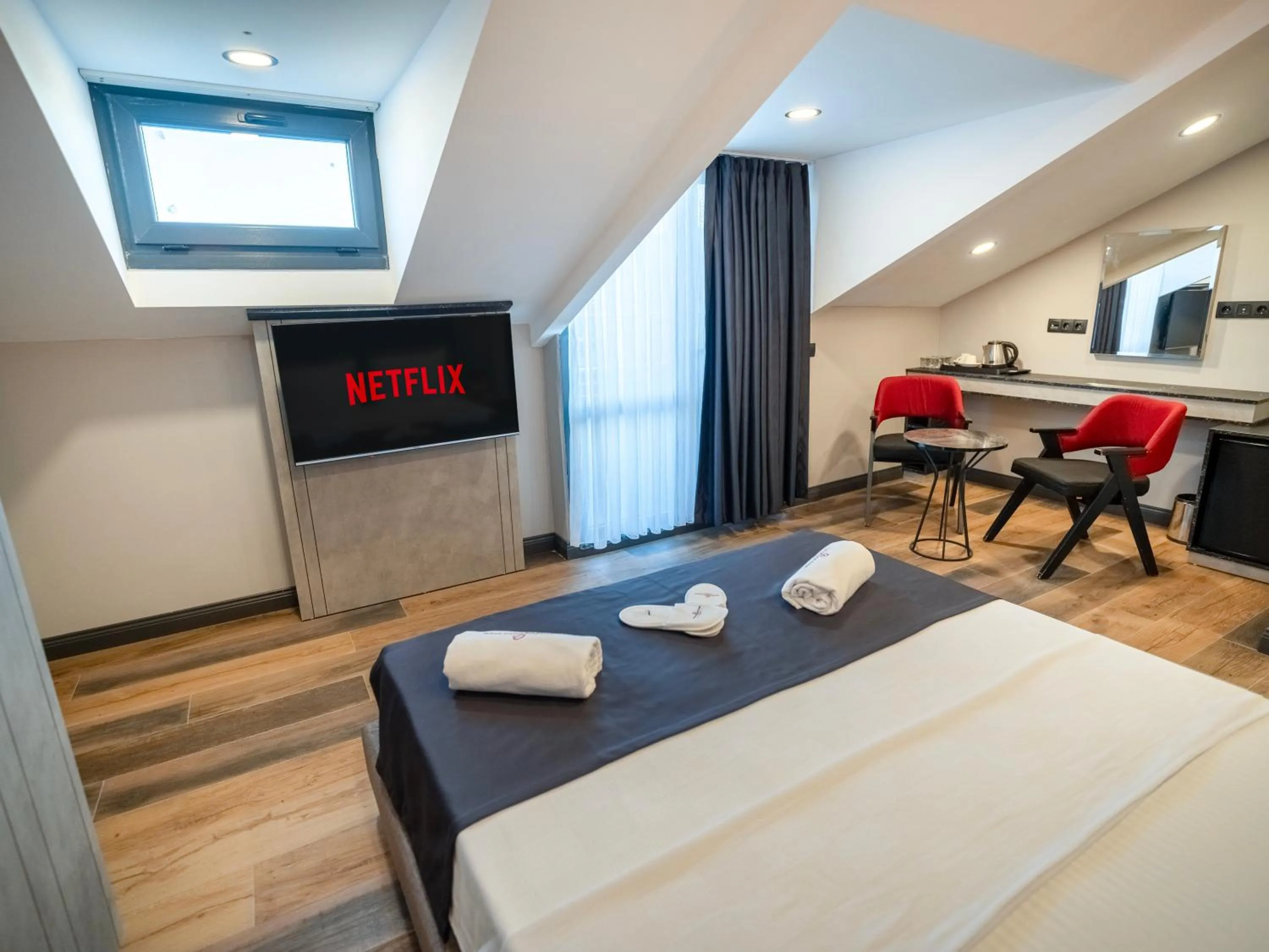 Property building, Bed in Modernlux Hotel