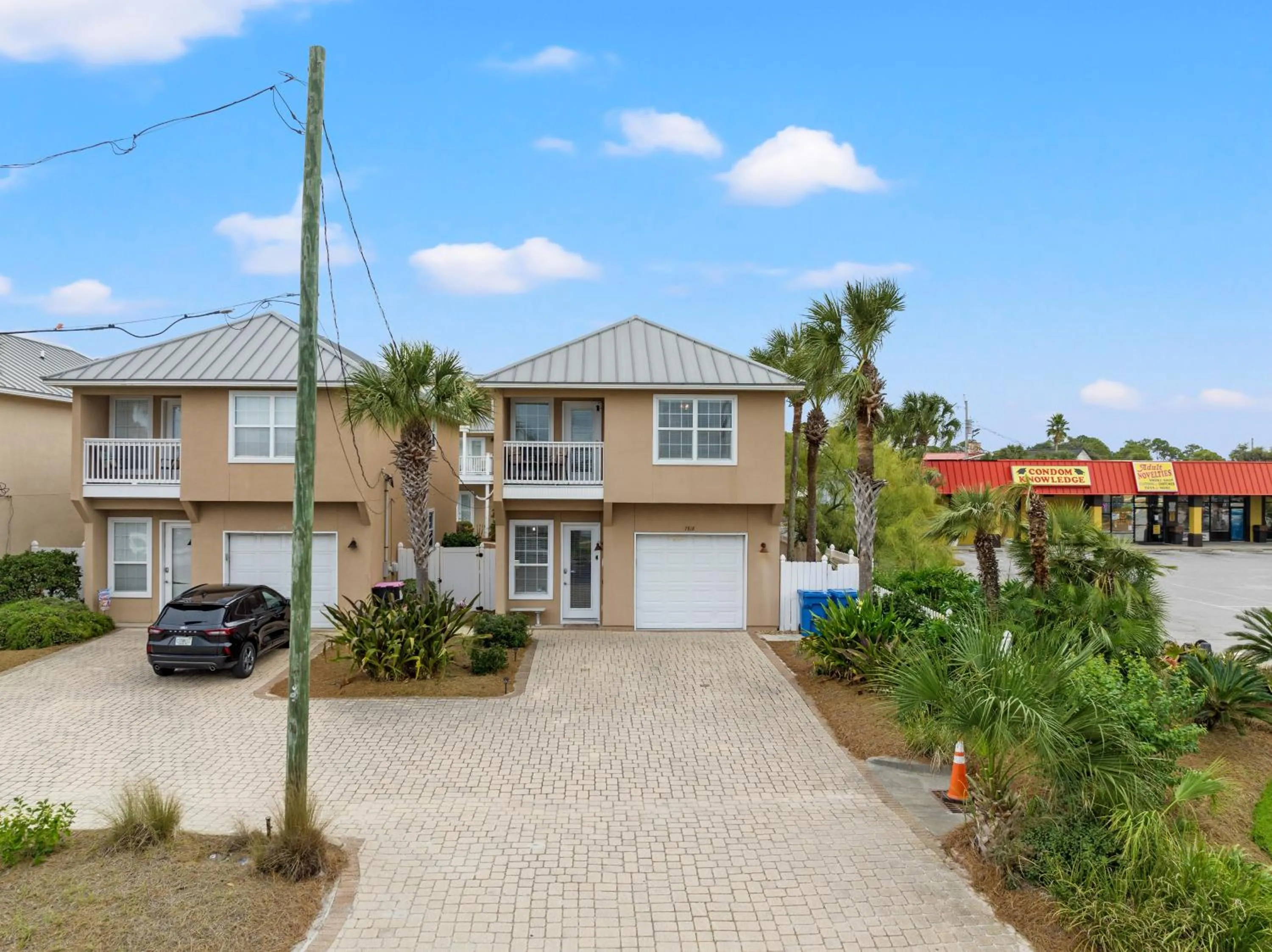 Escape to Sand Dollar Holler: Coastal Retreat, 3 Beds, 25 Baths, Sleeps 10!