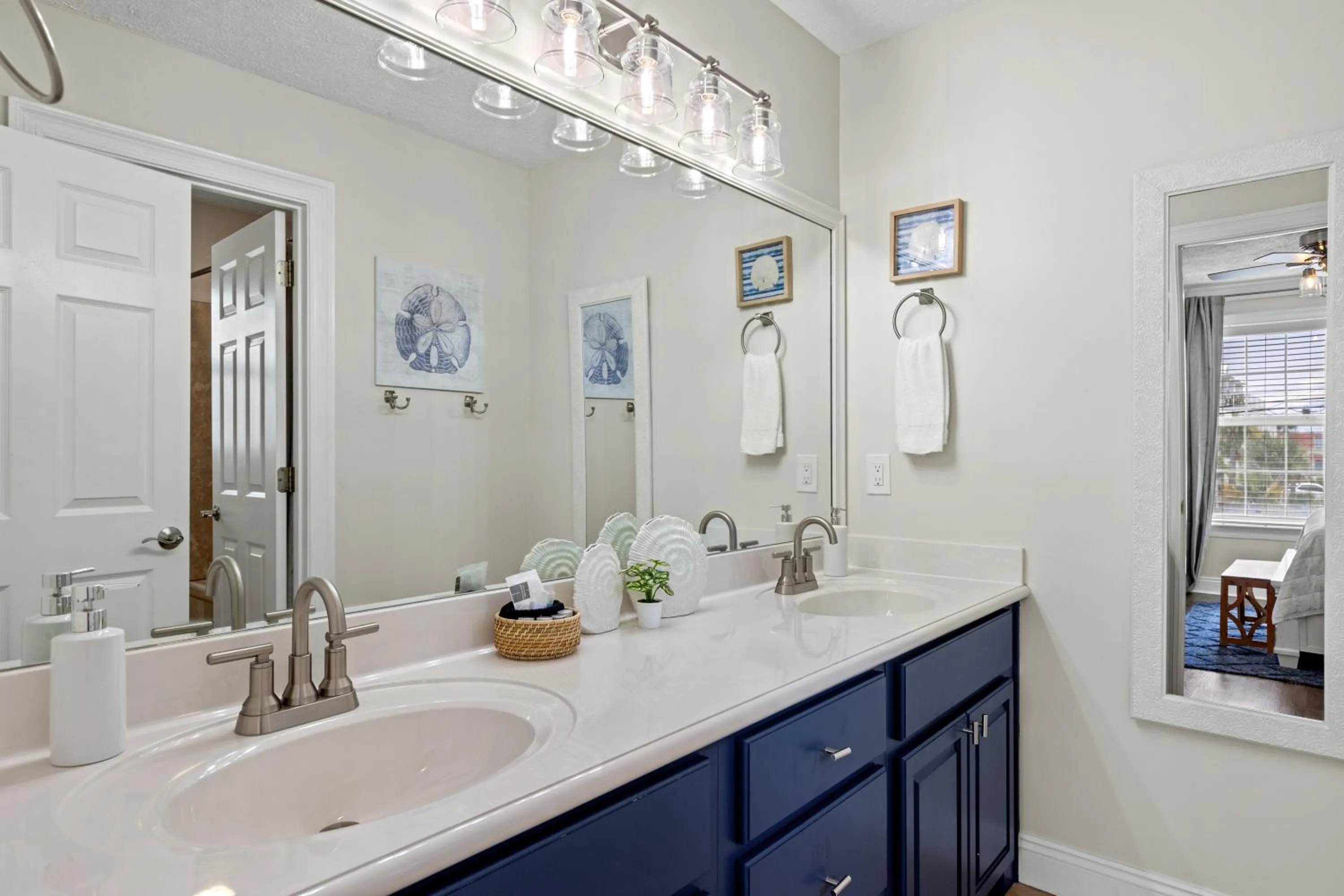 Escape to Sand Dollar Holler: Coastal Retreat, 3 Beds, 25 Baths, Sleeps 10!