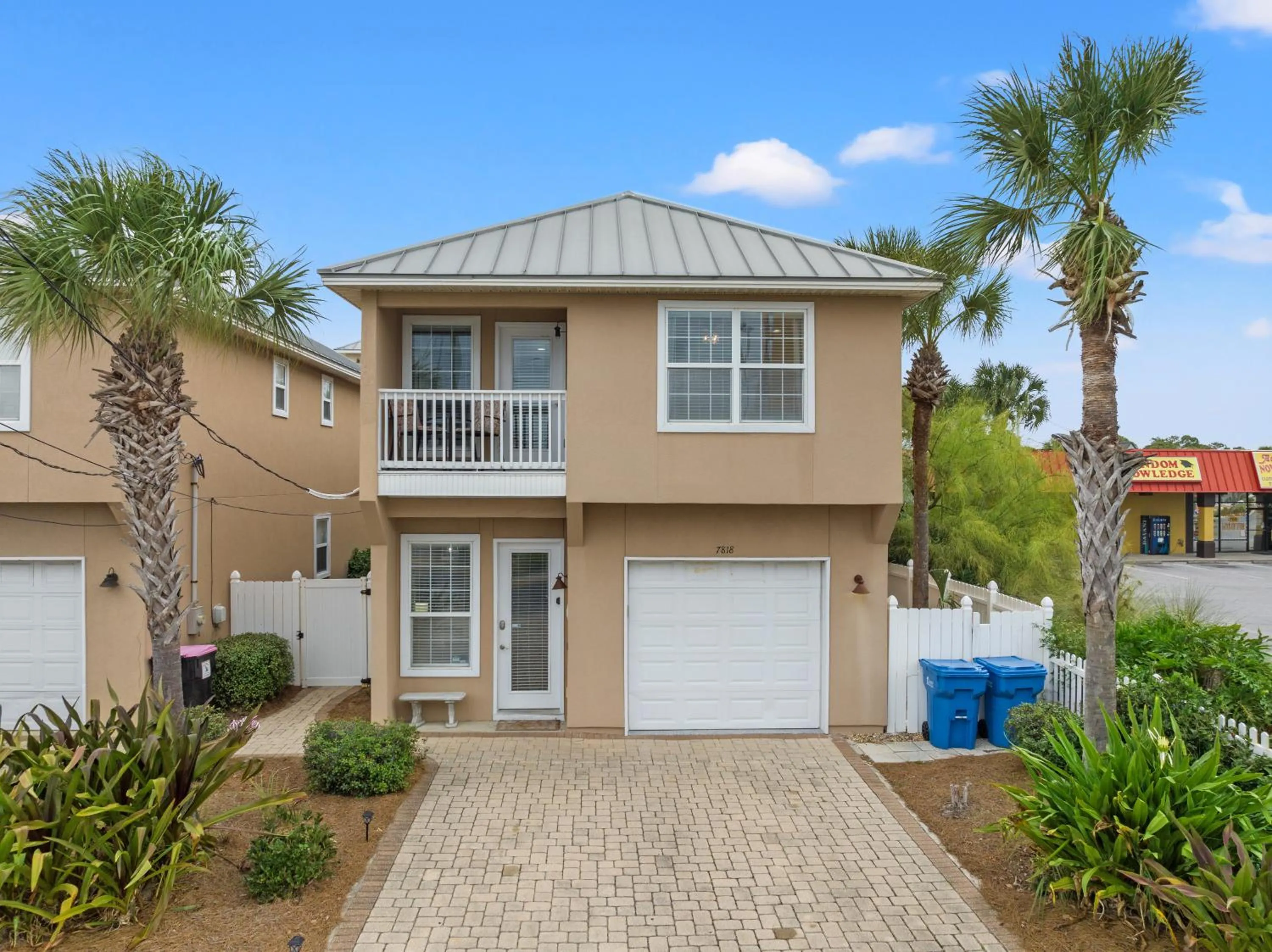Escape to Sand Dollar Holler: Coastal Retreat, 3 Beds, 25 Baths, Sleeps 10!