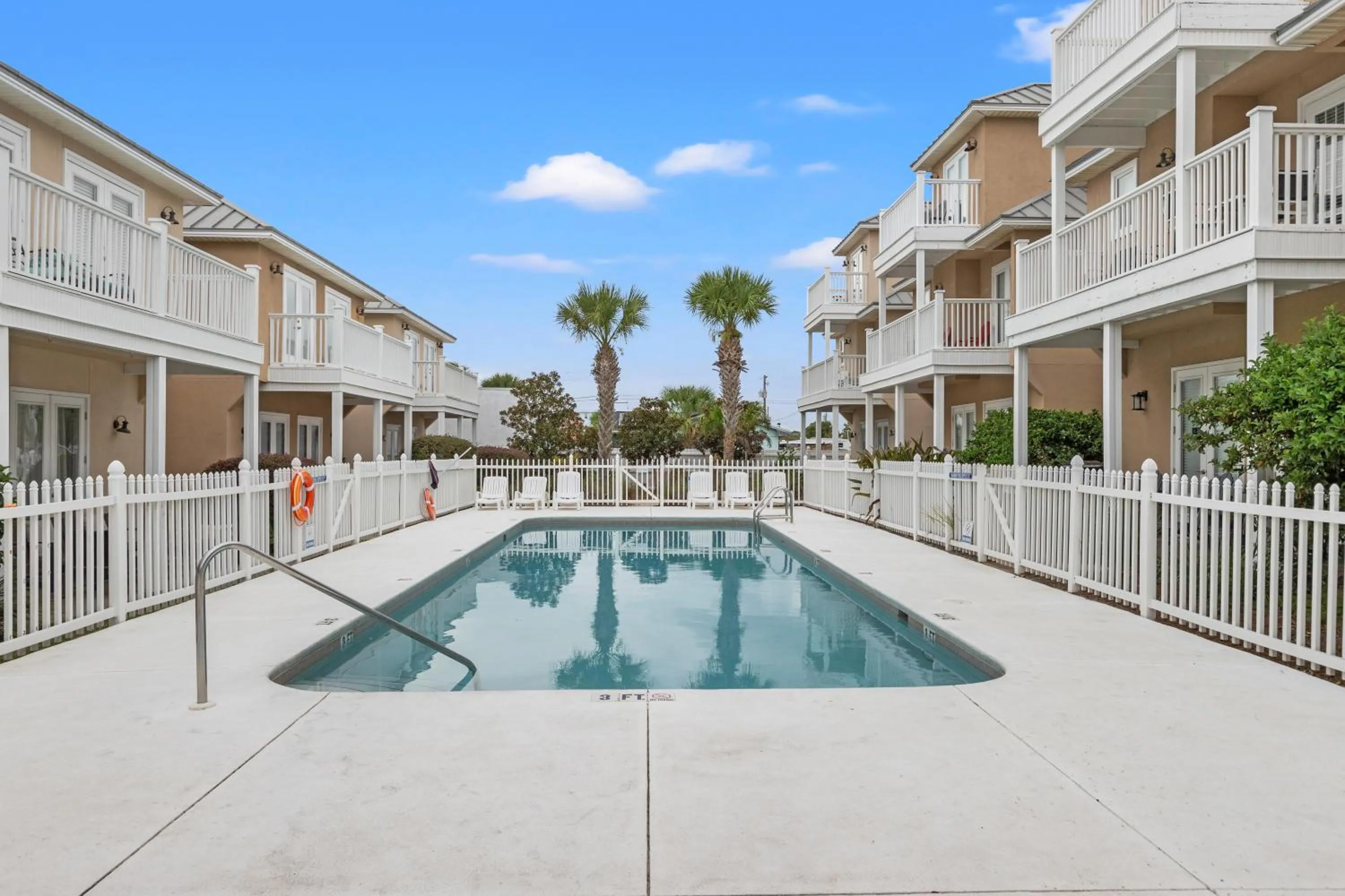 Escape to Sand Dollar Holler: Coastal Retreat, 3 Beds, 25 Baths, Sleeps 10!